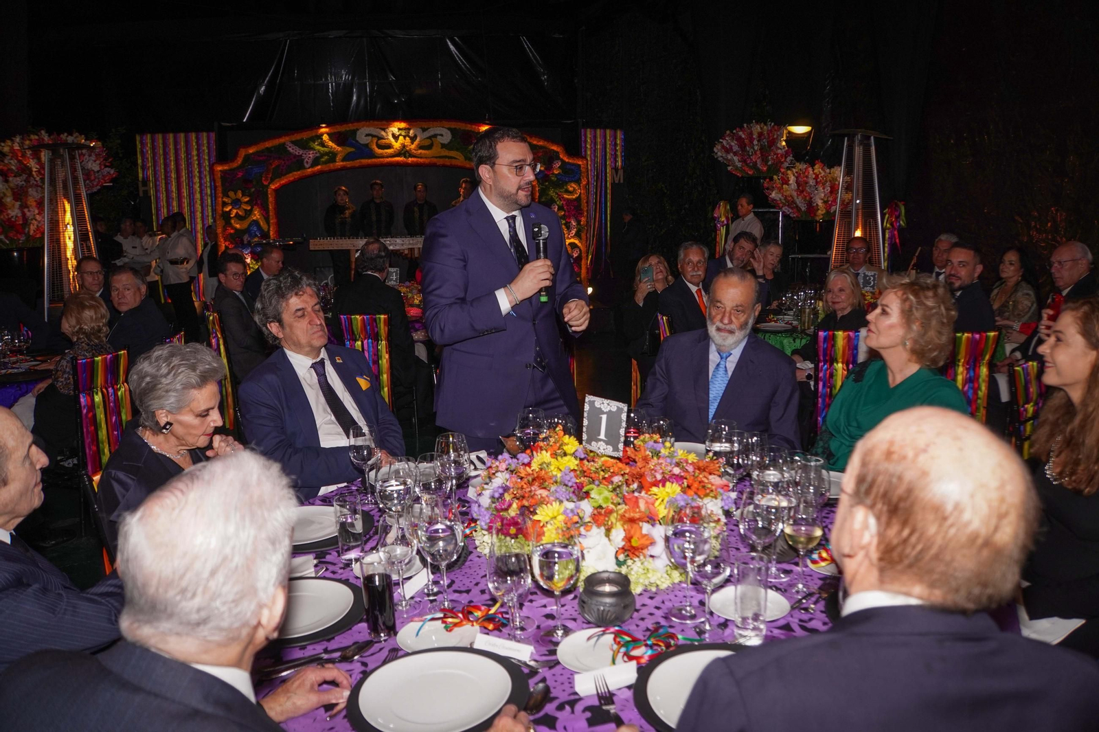 El presidente durante el almuerzo con un grupo de empresarios asturianos en el Centro Asturiano de México