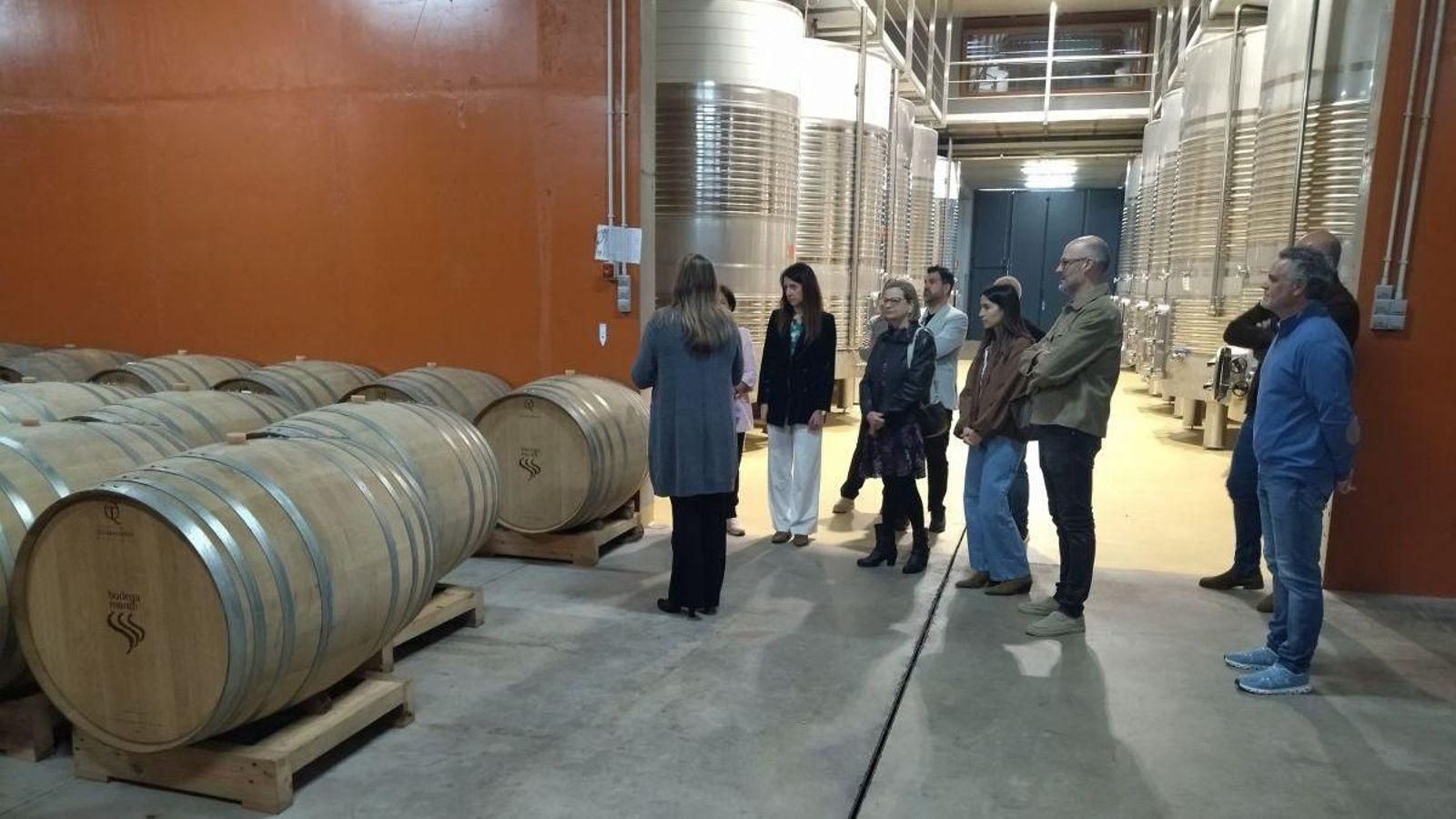 La conselleira María José Gómez recorrió las instalaciones de Bodegas Roandi.