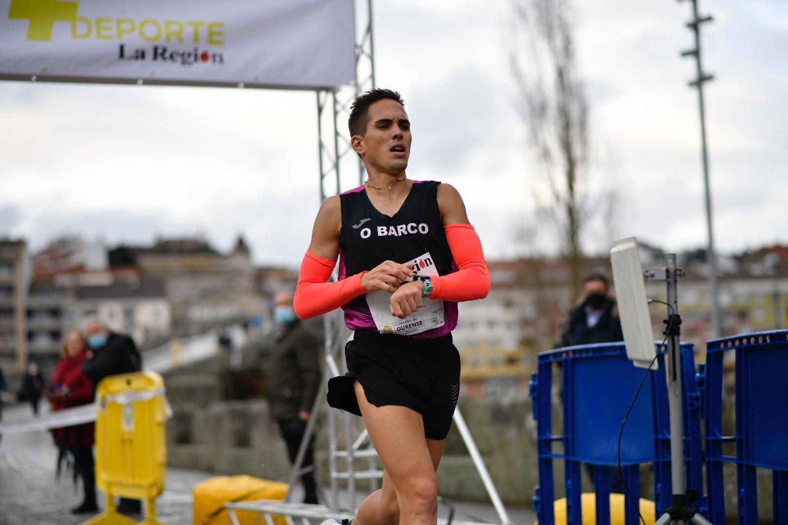 Los ourensanos despidieron el año corriendo (XESÚS FARIÑAS)