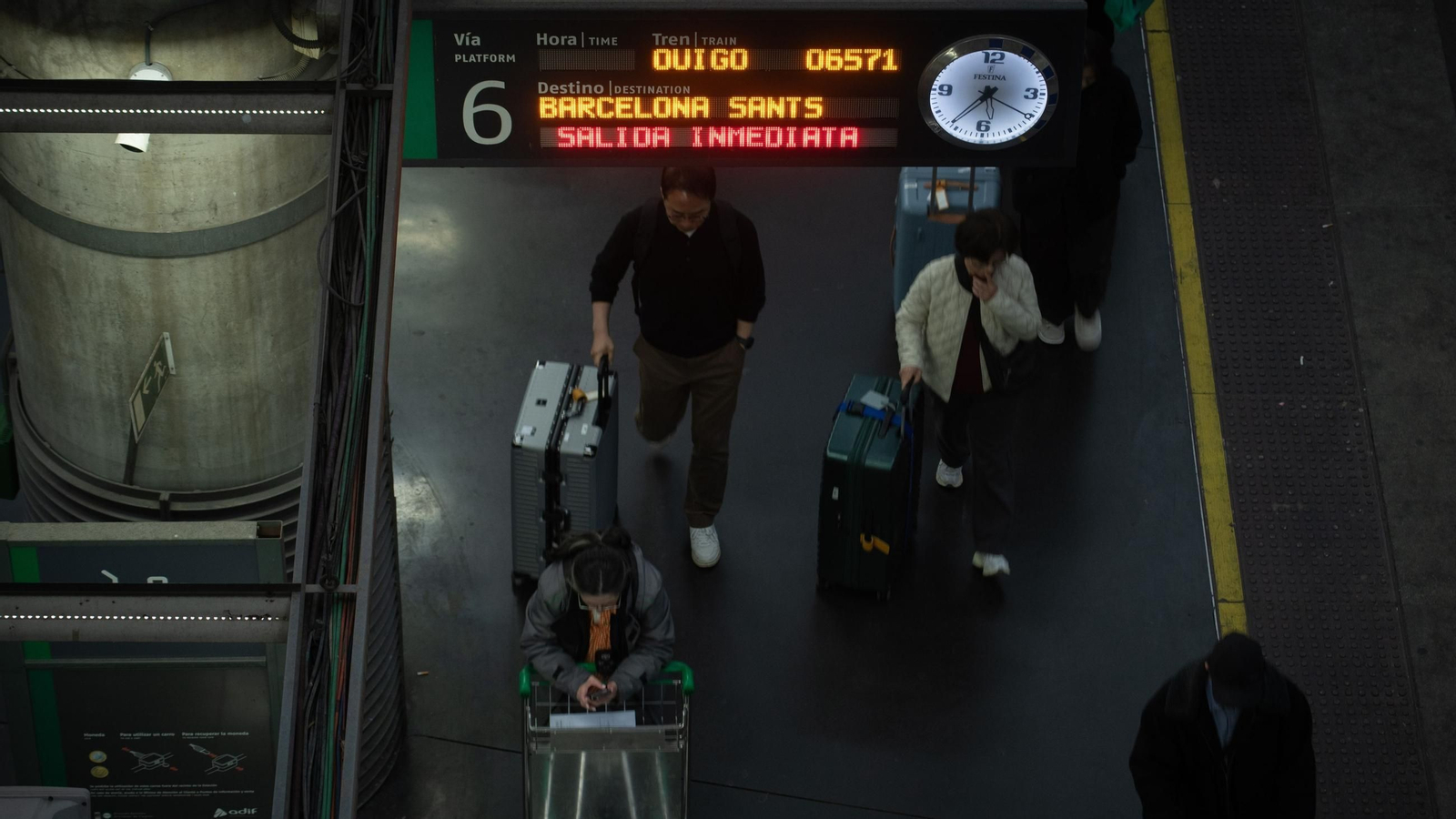 Pasajeros con maletas en la estación Madrid-Puerta de Atocha-Almudena Grandes, a 15 de enero de 2026, en Madrid (España)