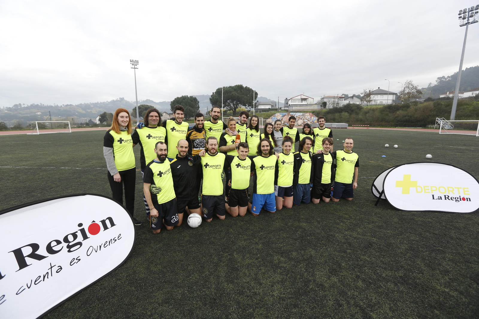 Foto de familia con los participantes de la actividad de fútbol gaélico organizada por +Deporte La Región.// Foto: Xesús Fariñas