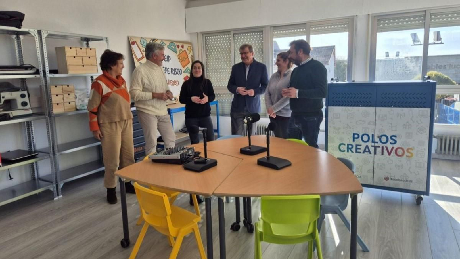 Cecilia Rojo, Roberto Cid, Mercedes Iglesias, Manuel Pardo, Marisol Fernández y Luciano Rivero, ayer en el CEIP.