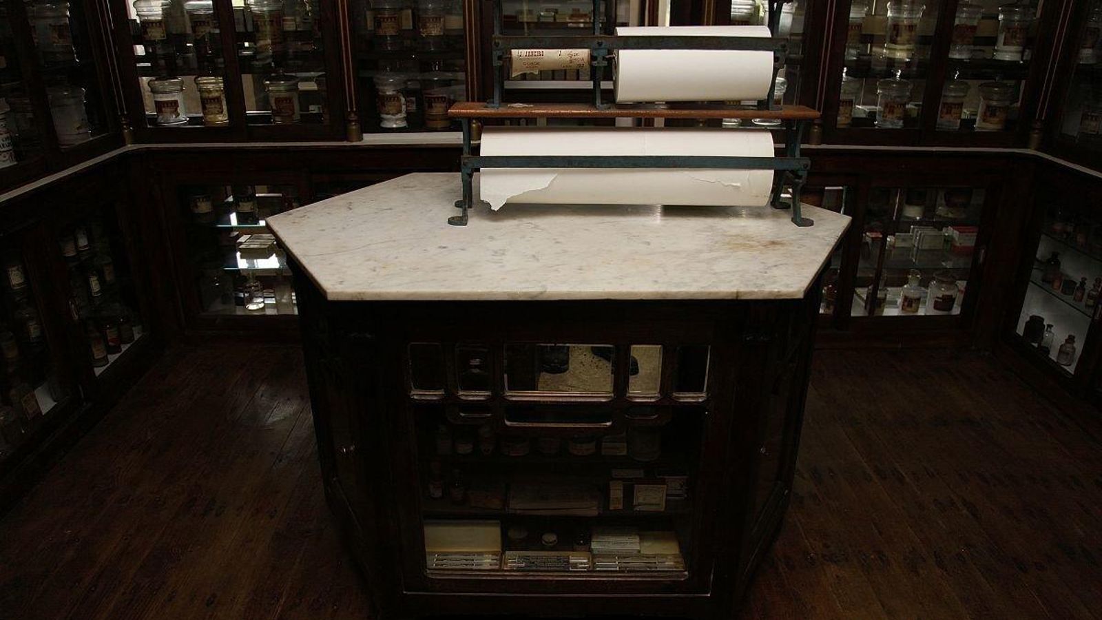 Diferentes obxectos nas estancias da Botica de Doade.