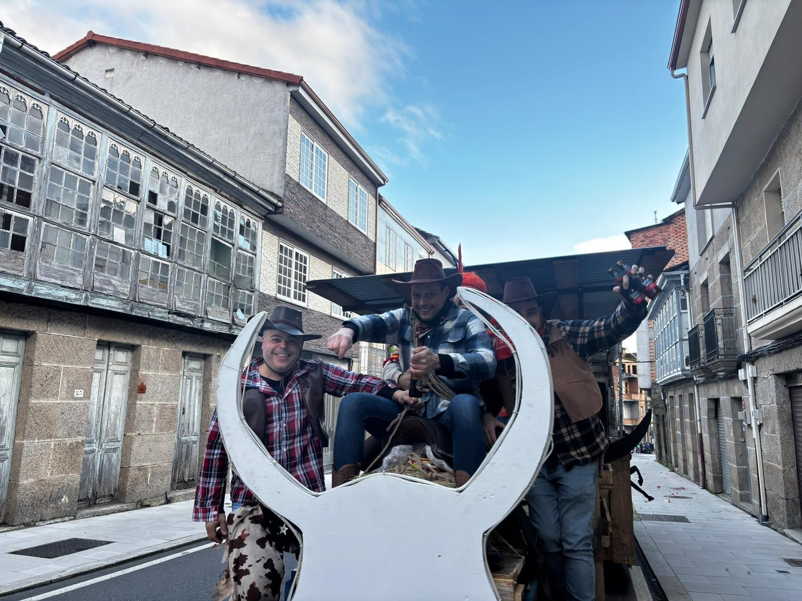 Galería | El sol vuelve para acompañar el Martes de Entroido en Xinzo