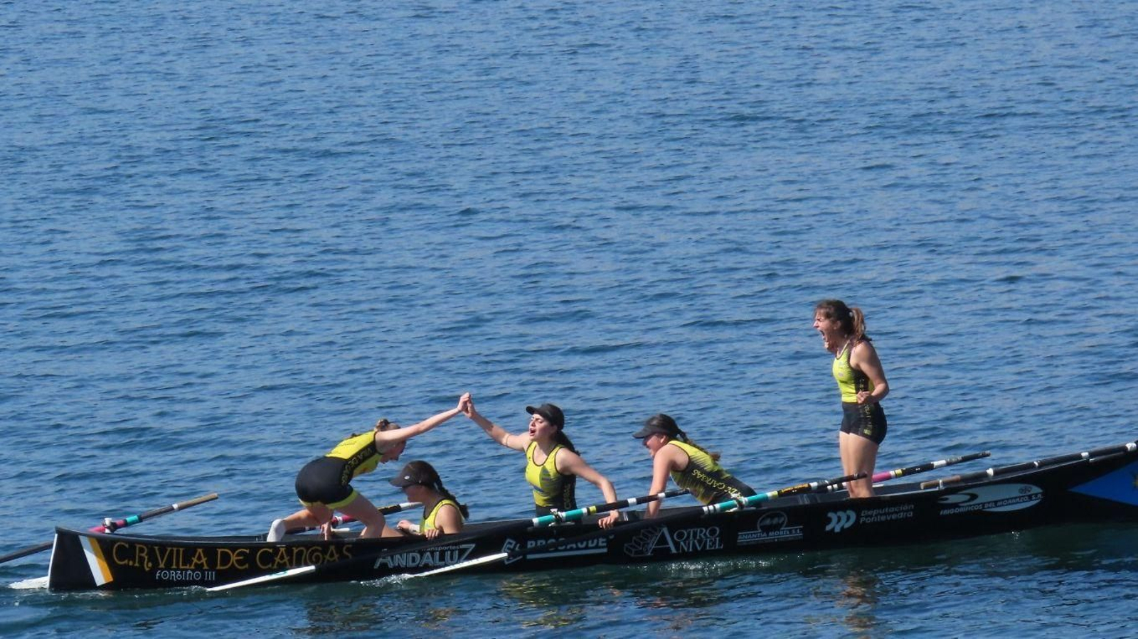 Una tripulación de Vila de Cangas celebra su victoria en la regata de ayer.