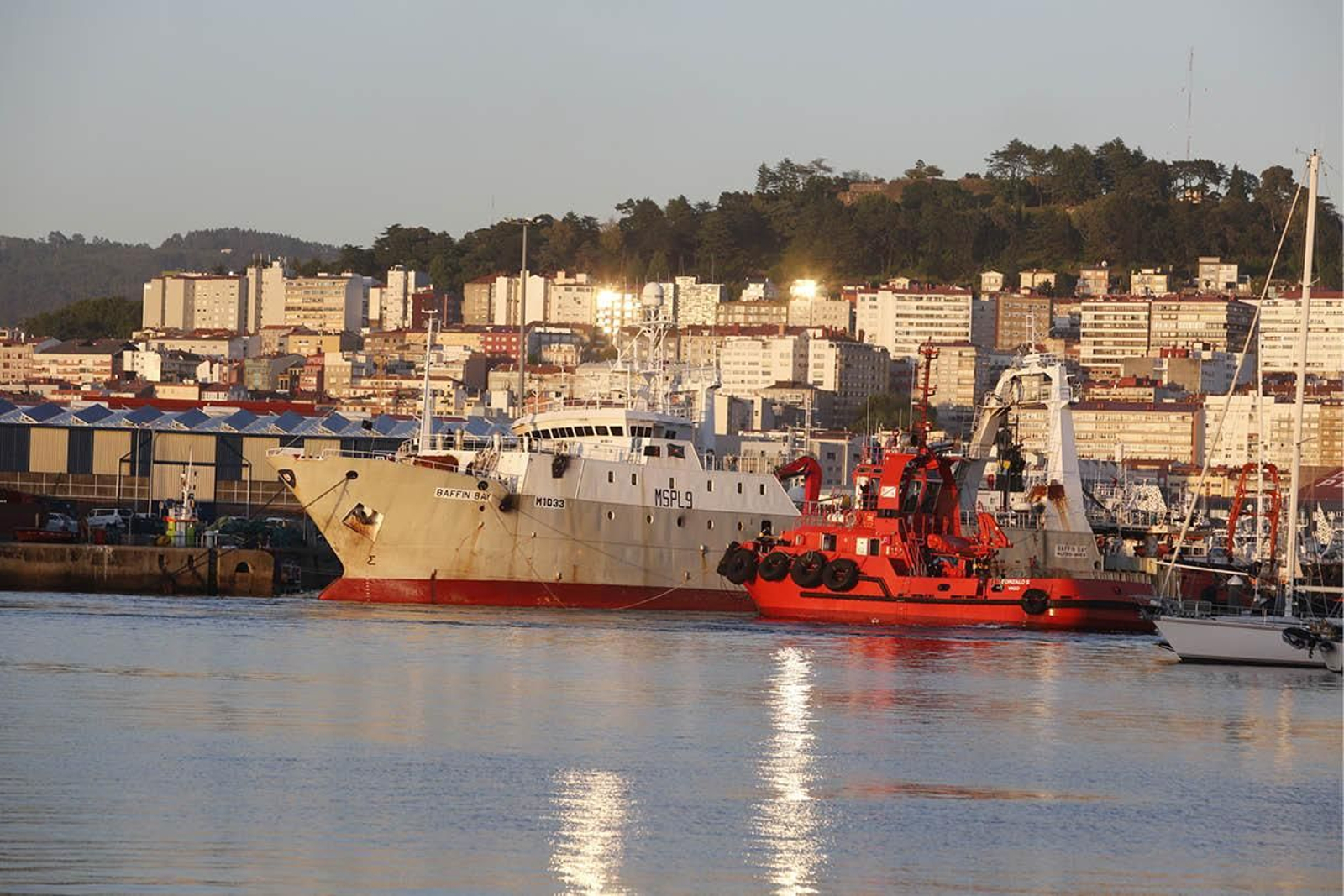 El “Baffin Bay”, remolcado, sale del puerto de Bouzas poco después de las nueve de la noche hacia Alhucemas, en Marruecos.