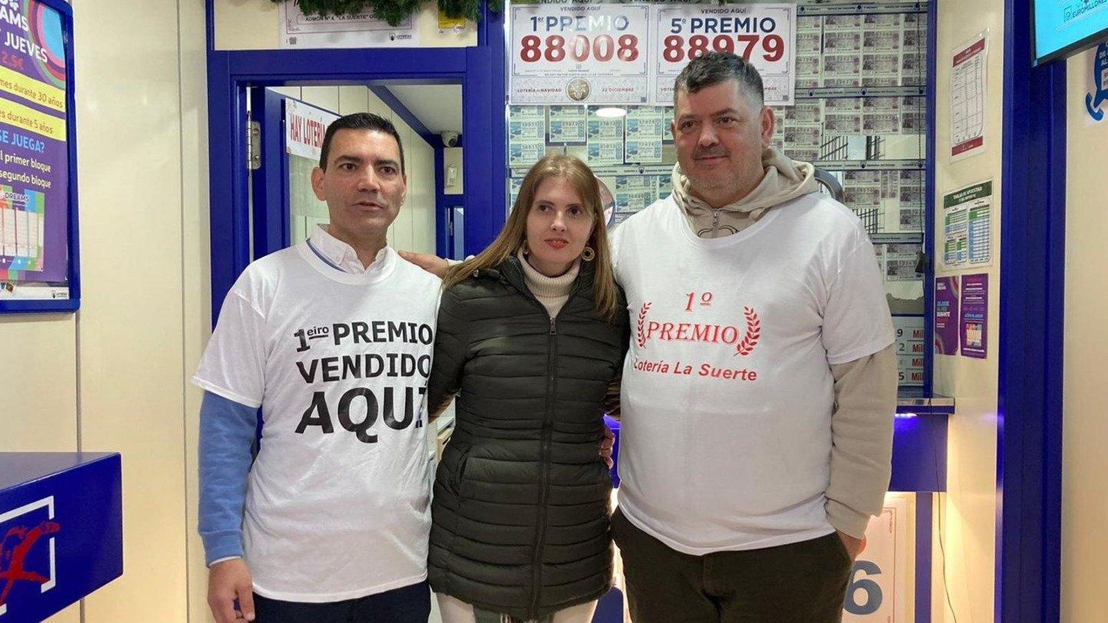 Luis Carballeda, a la izquierda, en la administración de loterías que regenta en Ervedelo (Miguel Ángel).