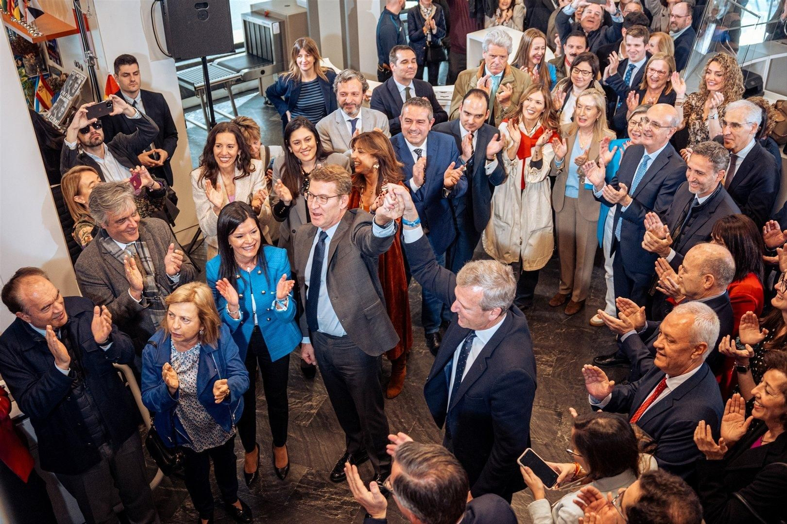 Alberto Núñez Feijóo y Alfonso Rueda llegan a Génova entre aplausos y una gran ovación de sus compañeros de partido.