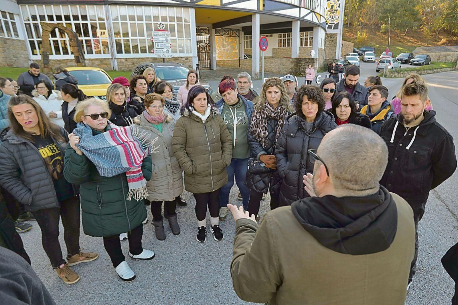 Trabajadores de Sargadelos se concentran ante las puertas de la fábrica en Cervo, Lugo.