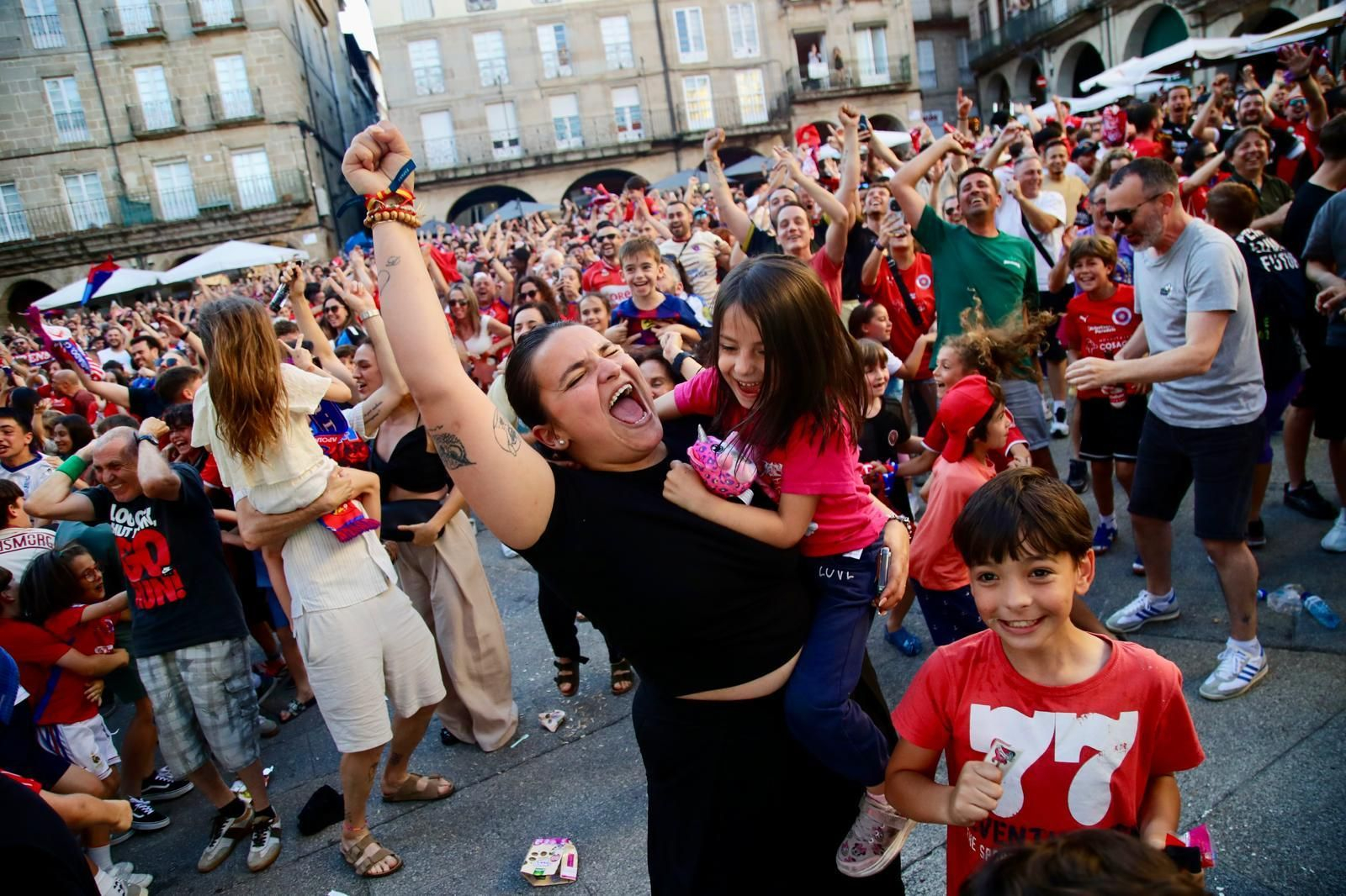 Galería | La afición de la UD Ourense sale a las calle de Ourense para disfrutar del ascenso a Primera Federación, en fotos