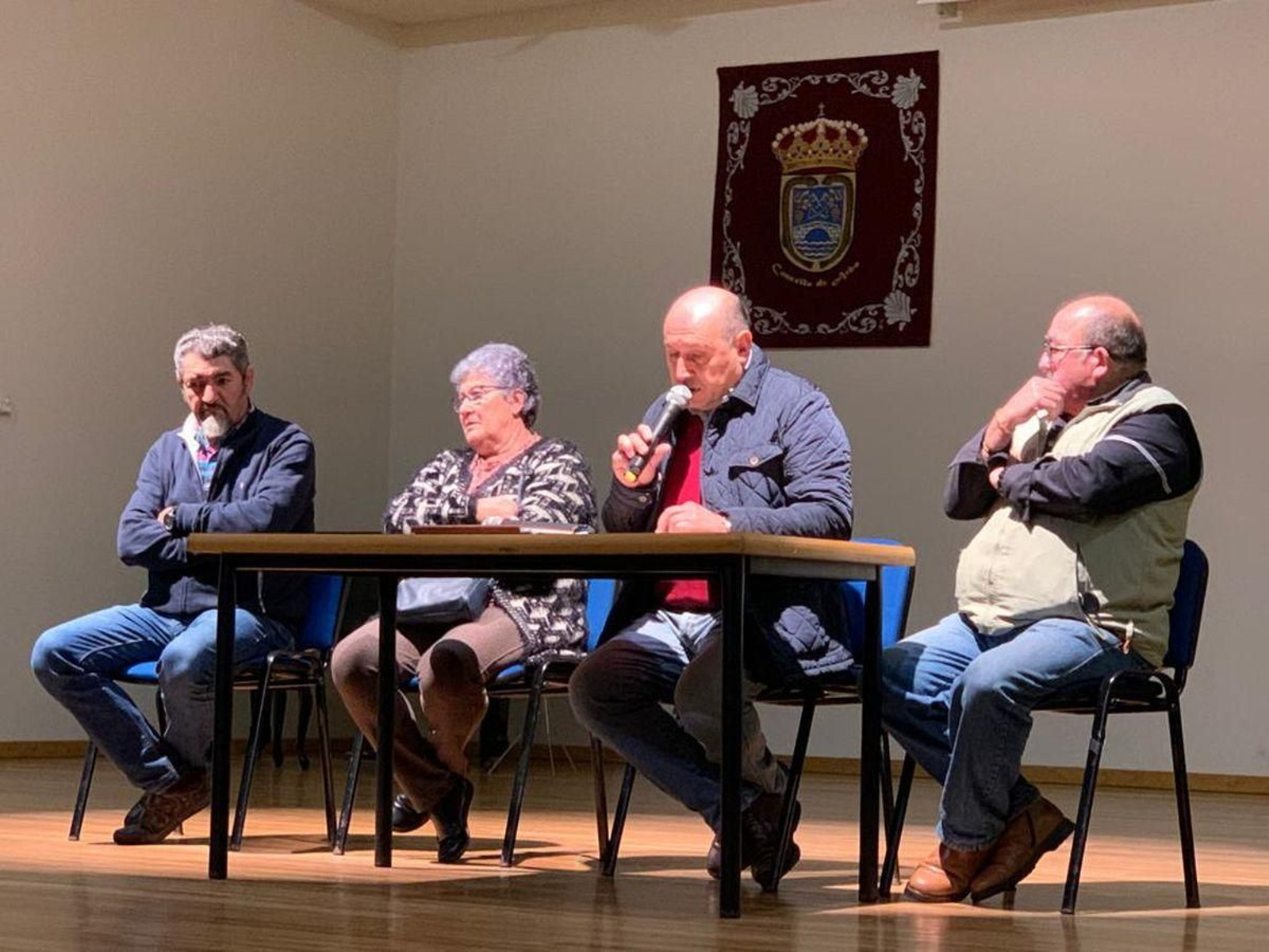 El alcalde de Arbo, Horacio Gil, y los reprentantes de las asociaciones de vecinos afectador por la LAT.