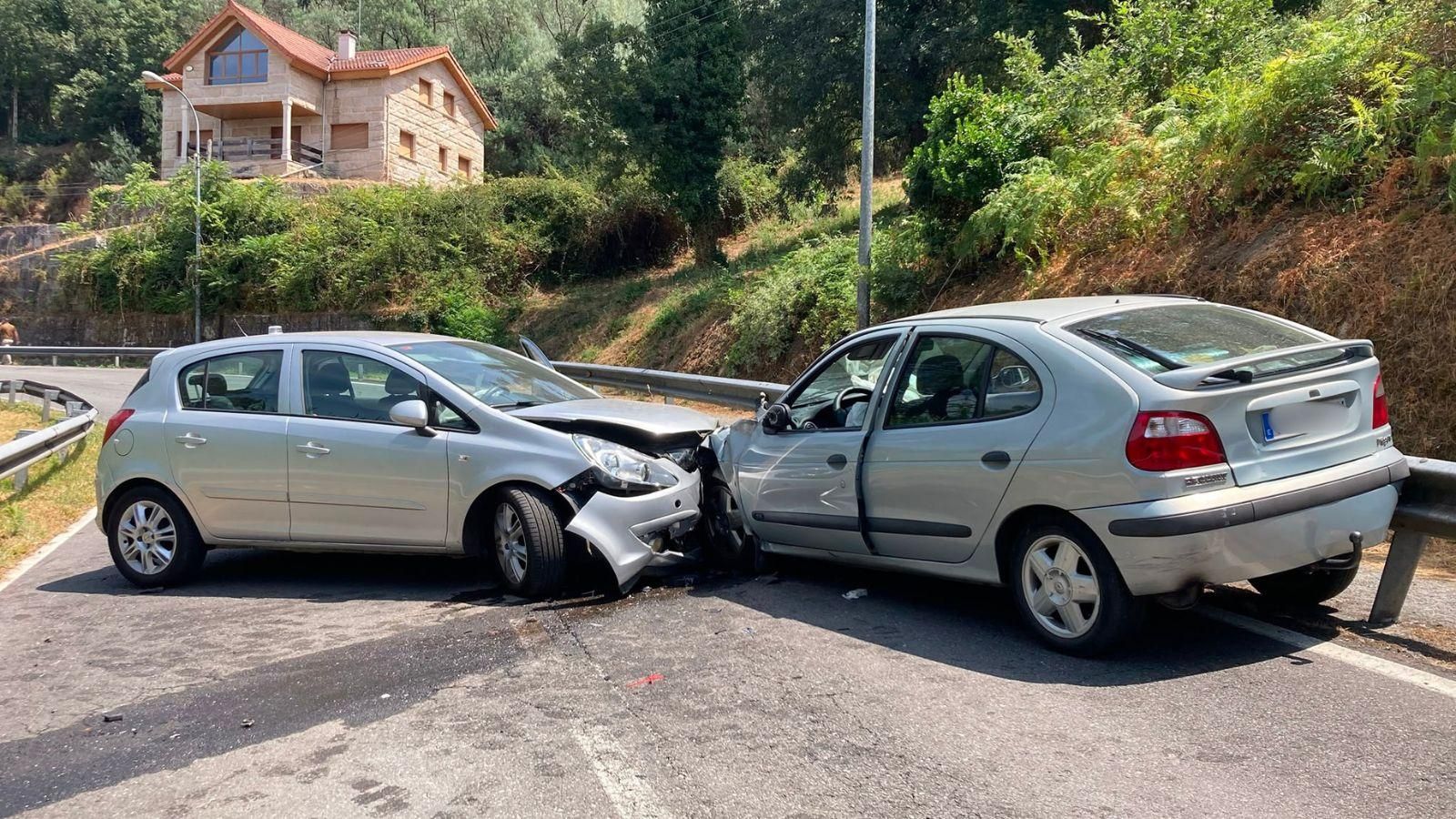 Estado de los dos vehículos tras la colisión frontal en Velle