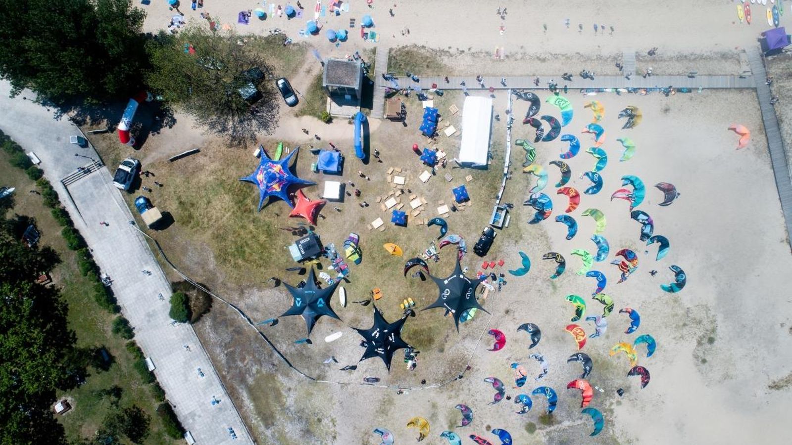 El festival reúne en la playa de A Ponta a muchos aficionados y seguidores de este espectáculo de color y destreza.