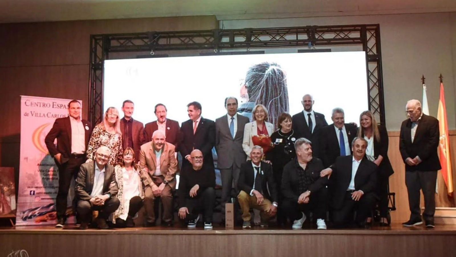 Foto de familia de los participantes, sobre el escenario