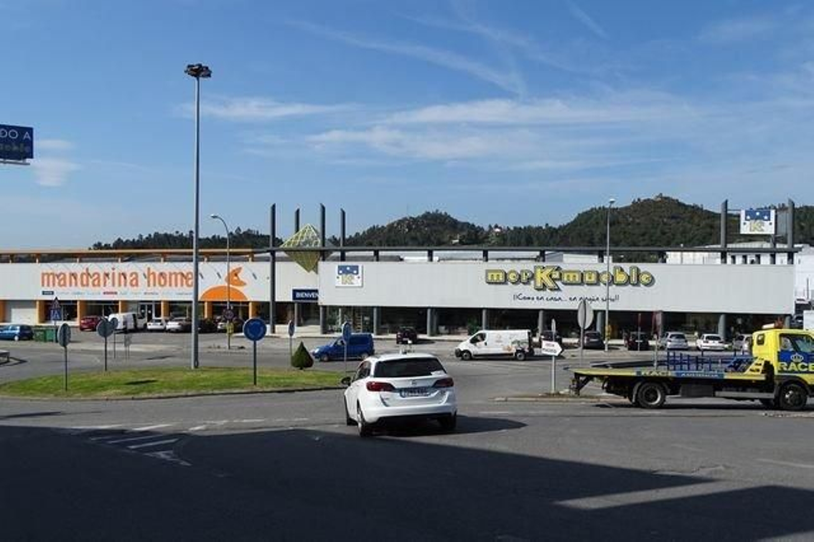 Locales comerciales en el polígono de Barreiros. (Foto: Martiño Pinal)