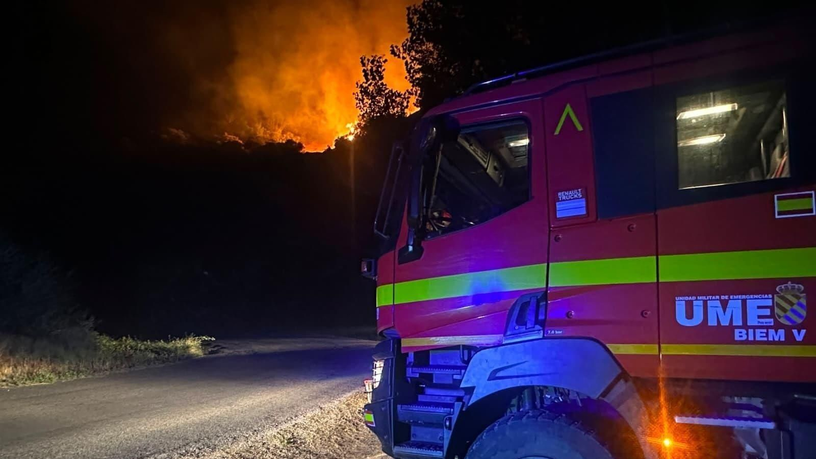 La UME ha participa en las labores de extinción del incendio de Veguellina (León).