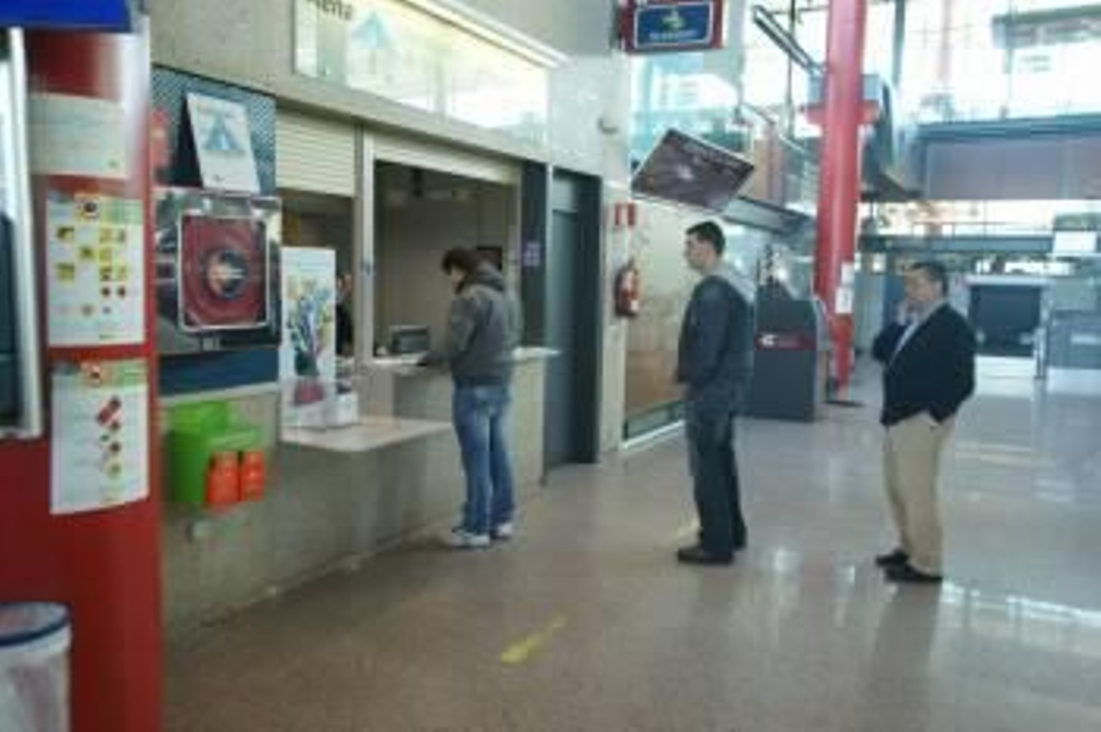 Pasajeros afectados esperando para recibir información en la oficina de AENA de Peinador.