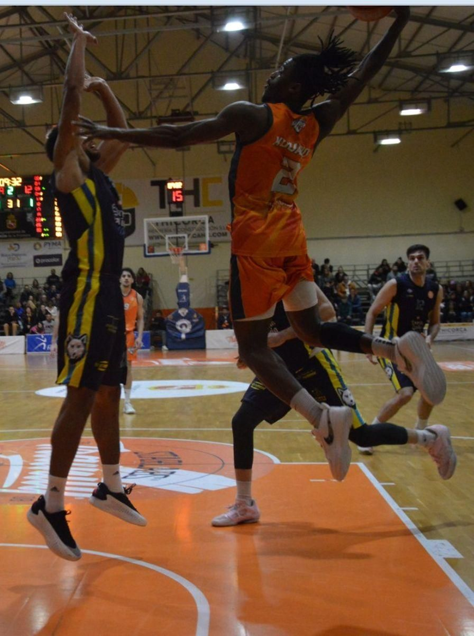 Lionel Kouadio se dispone a machacar el aro ante Ogunsipe.