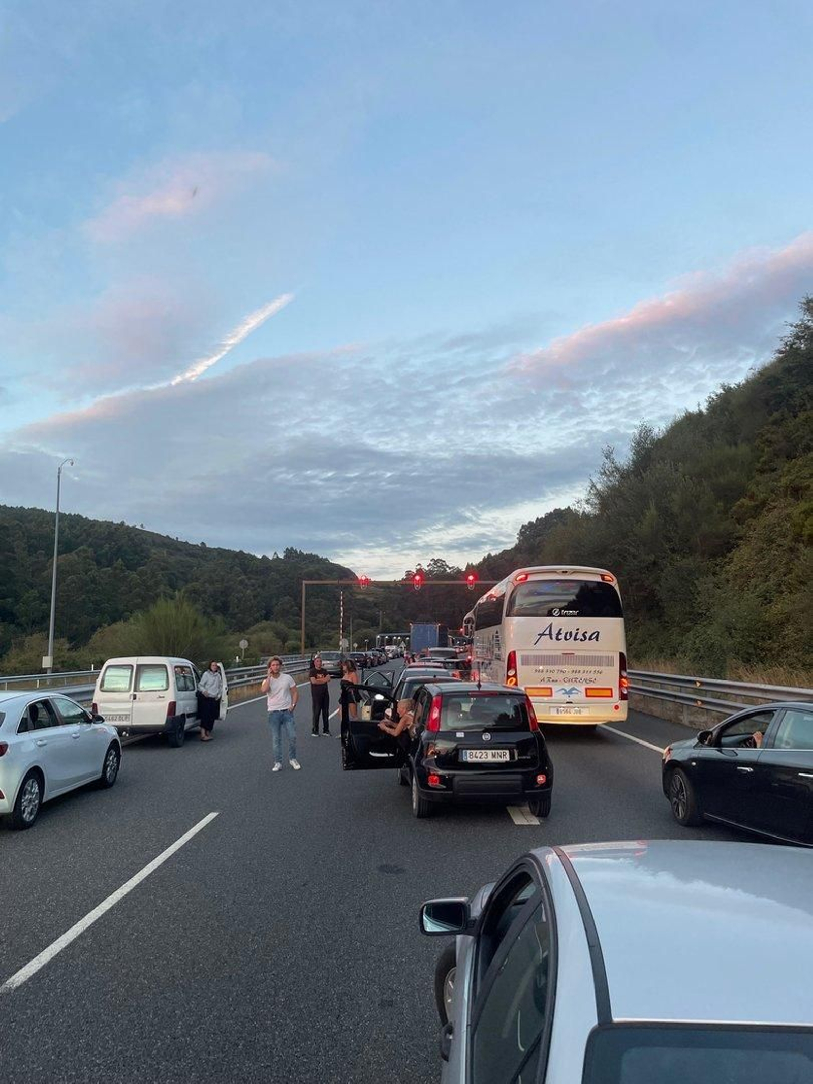 Importantes retenciones en la autovía A-52, que une Ourense y Vigo. El coche incendiado se quedó parado en el túnel en sentido hacia Ourense.