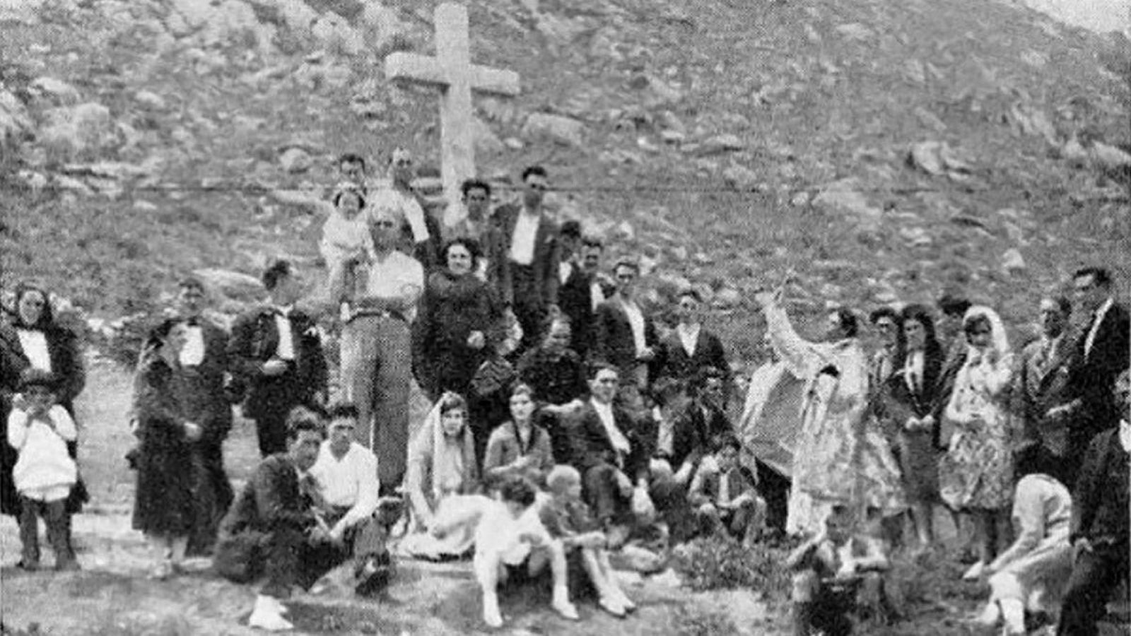 La bendición de la cruz y Altar de los Cazadores en las Cíes, en 1930.