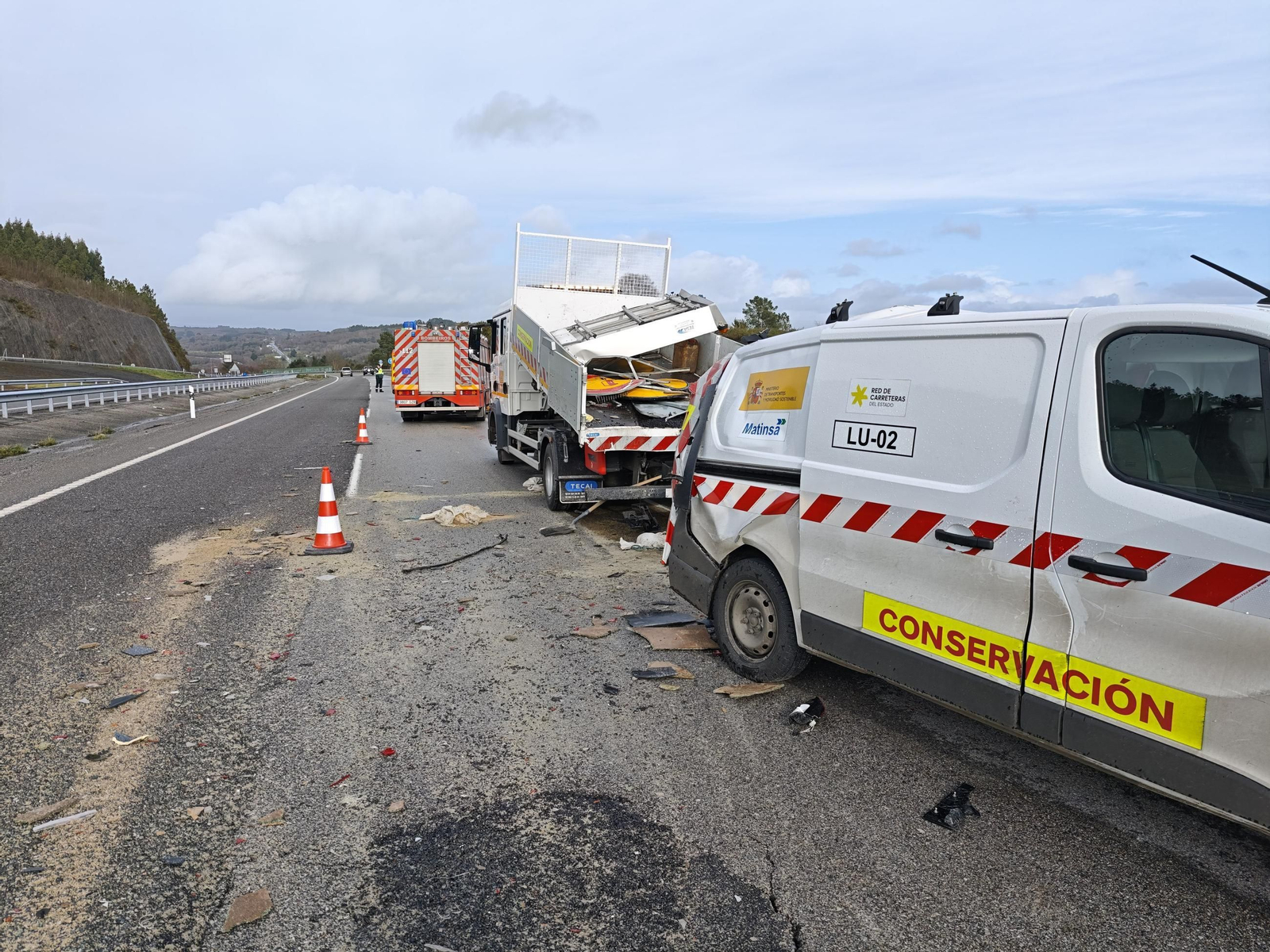 Vehículo de conservación carreteras arrollado por la grúa en la A-8.