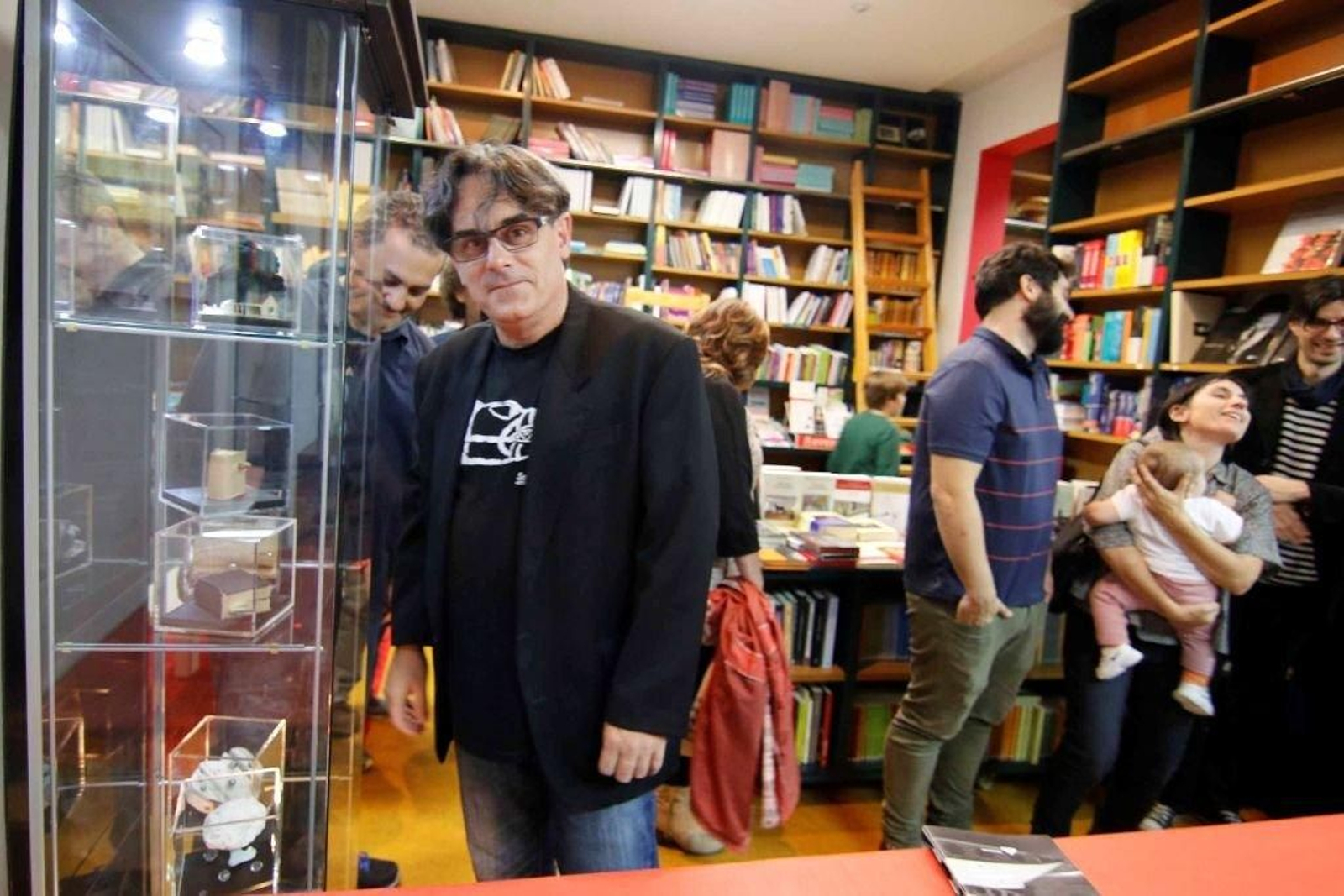 Tono Carbajo, junto a su muestra en la galería Lilliput.