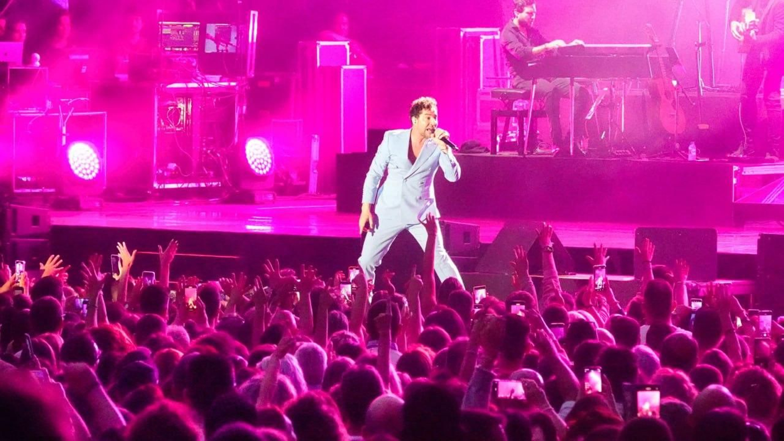 David Bisbal volvió al auditorio de Castrelos cuatro años después de su última actuación, donde reivindicó las fiestas populares como hombre de orquesta, “las de Galicia, las mejores”.