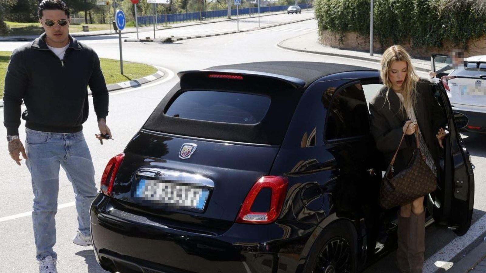 Alejandra Rubio llega a un restaurante.