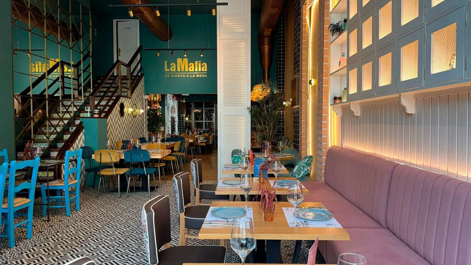 Interior del local de 'La Famiglia se sienta a la mesa', todavía con el antiguo nombre de 'La Mafia se sienta a la mesa' en Vigo.