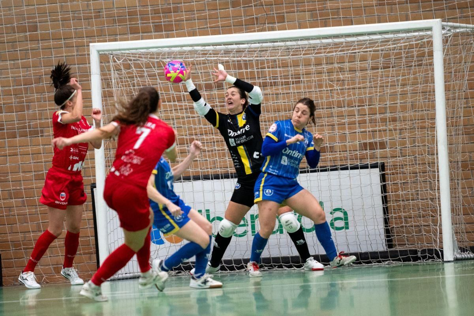 Ana Romero, portera del Ontime, intenta parar un remate ante el Futsi.