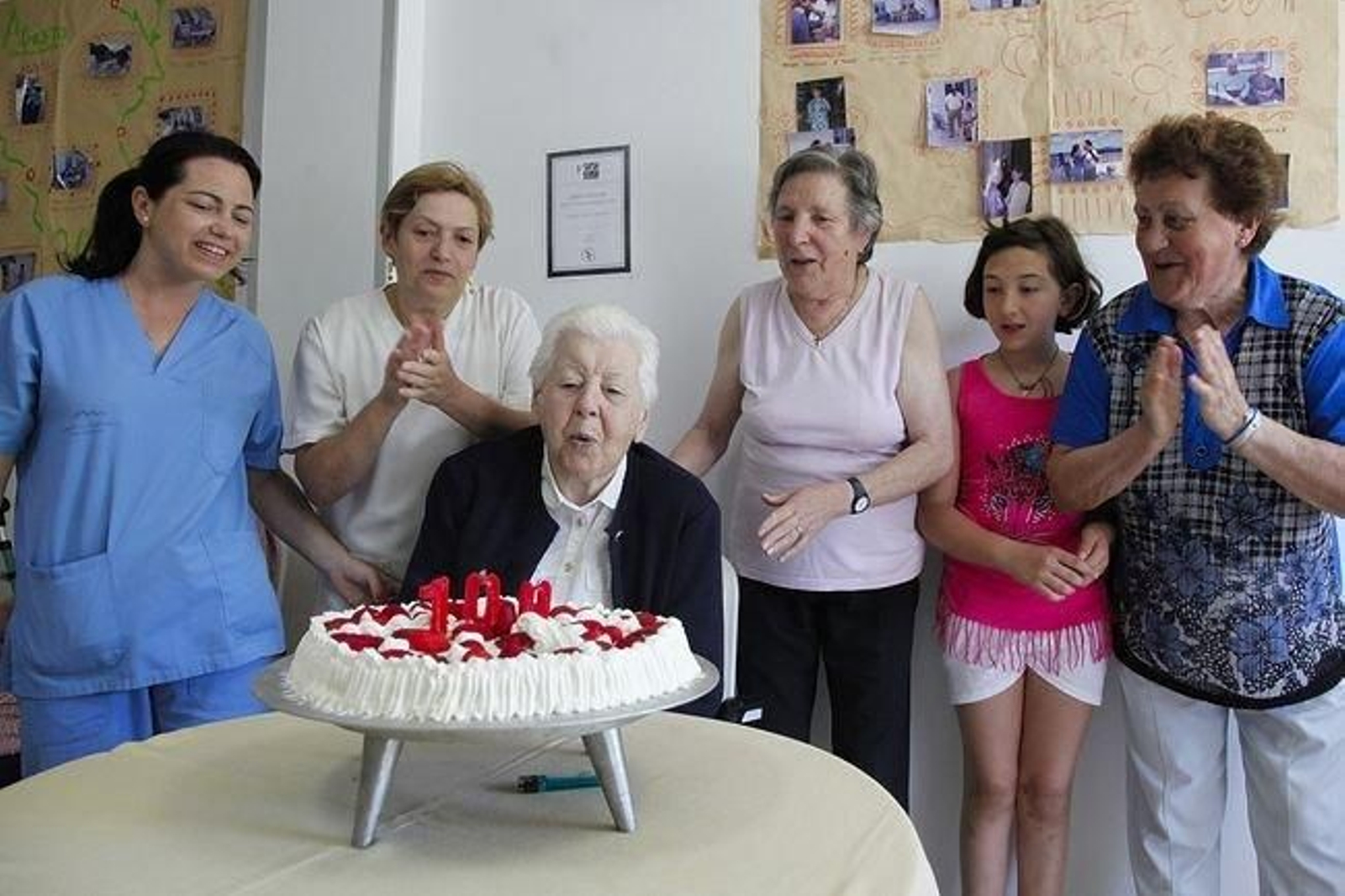Elena Sánchez con las cuidadoras de la residencia Nuestra Señora del Amparo de A Peroxa.