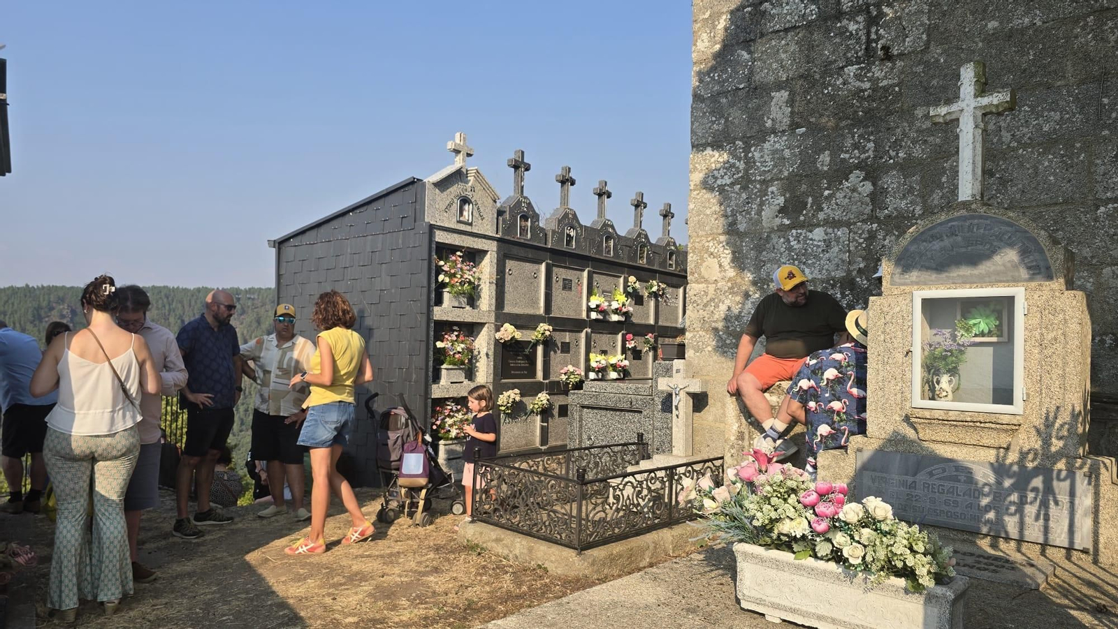 Galería | Un cementerio para mirar al cielo: un silencioso mirador para el eclipse total solar
