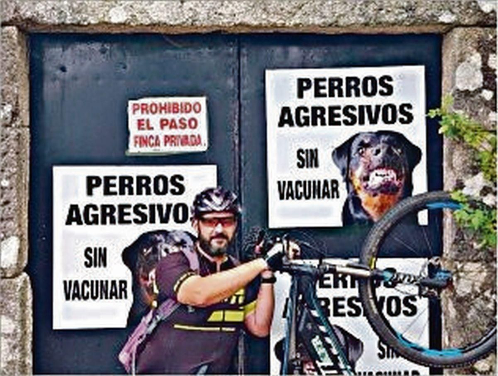 El coleccionista, posando en plan ciclista y bajo un ejemplar de su colección.