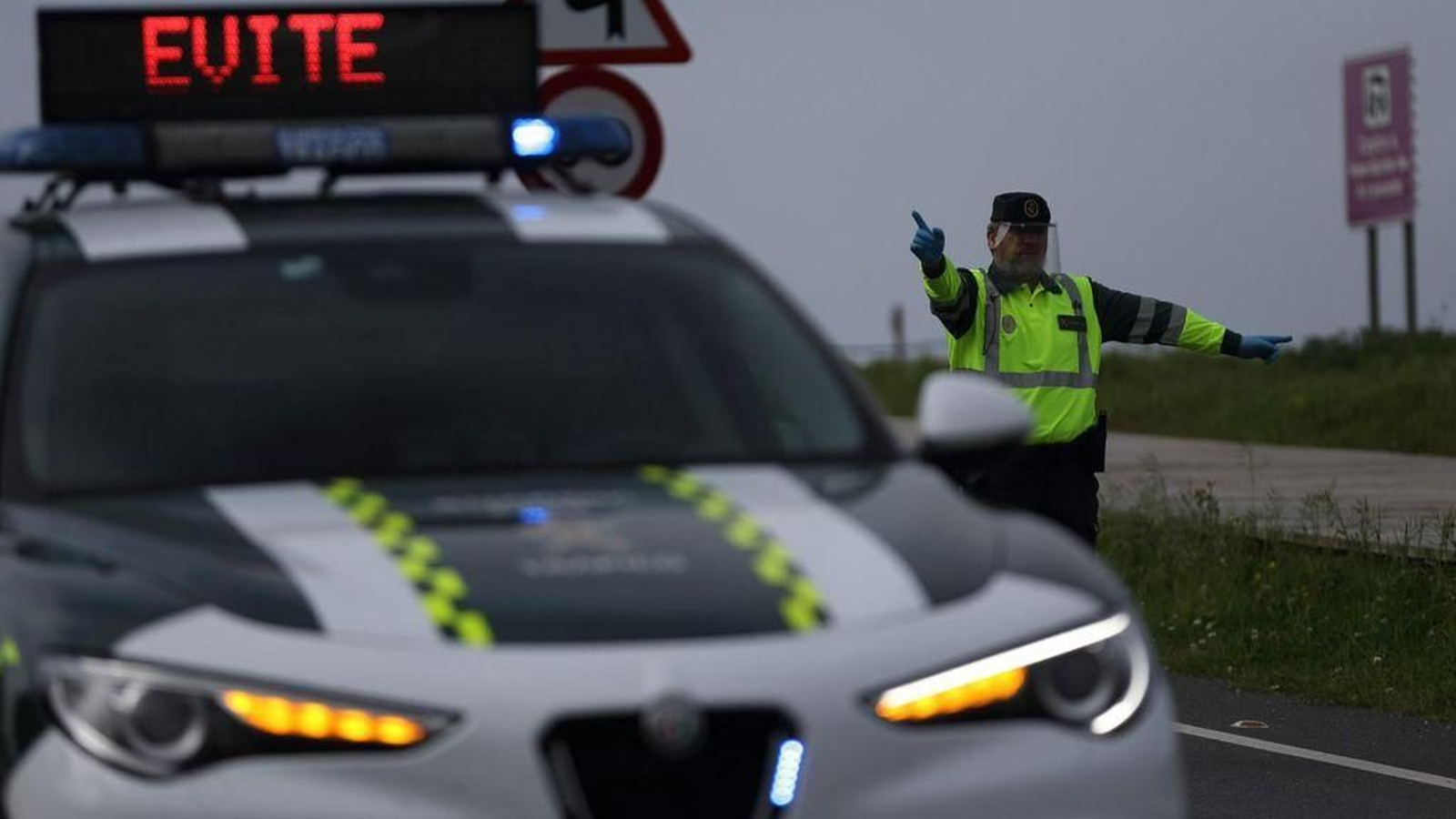 Control de la Guardia Civil en la playa de la Lanzada // Alberte
