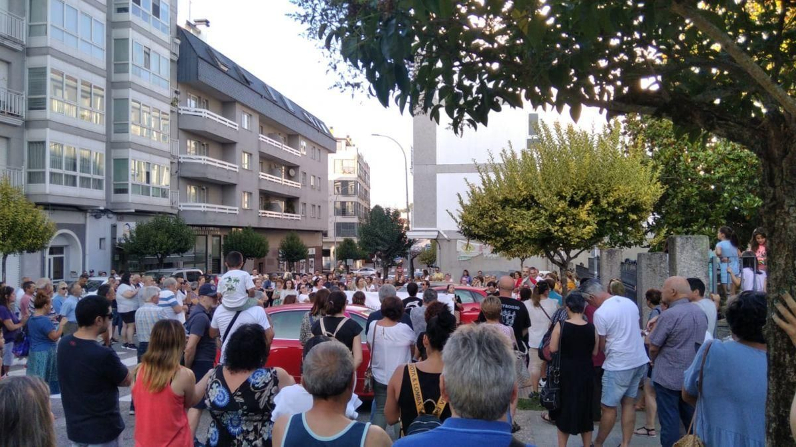 Concentración convocada por el BNG en protesta por falta de médicos en Salvaterra.