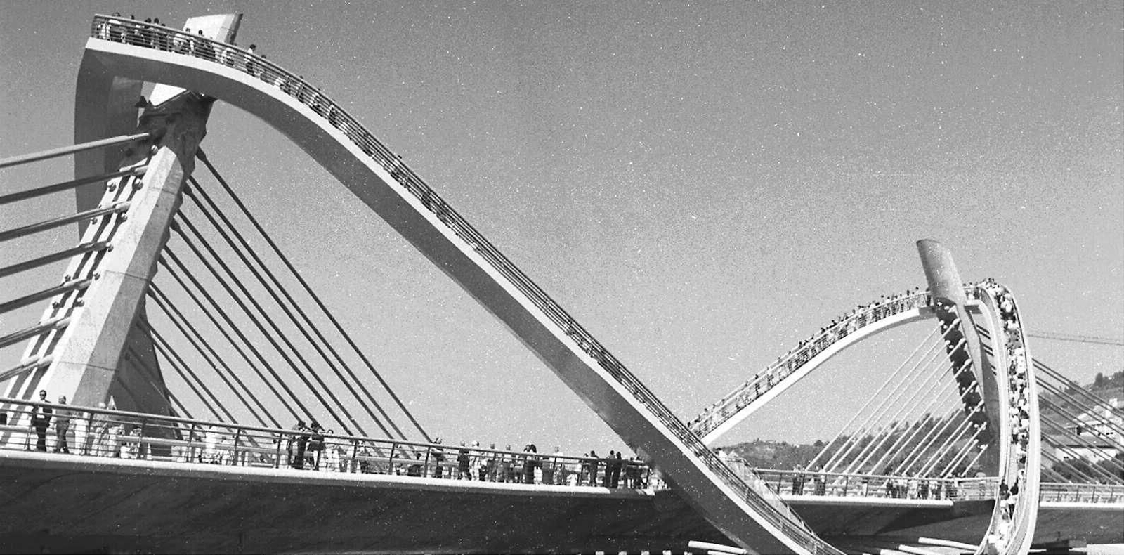 La construcción del emblemático Puente del Milenio hace 25 años cambiaba el skyline de Ourense, en fotos