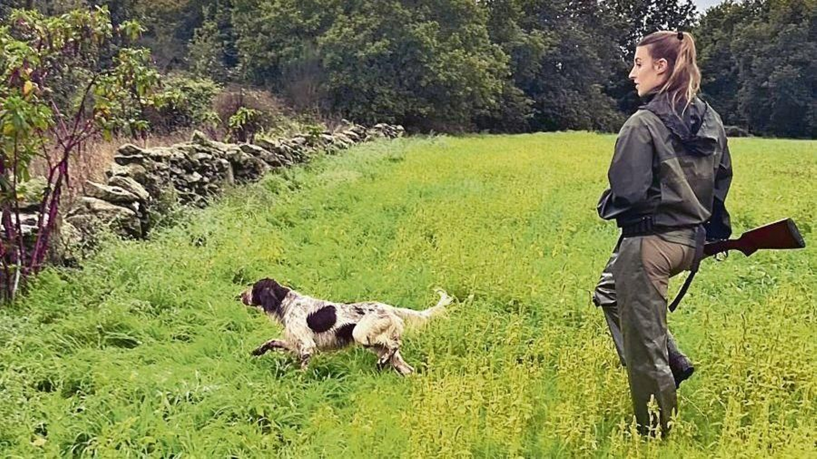 Carla Pérez con su perro de caza.