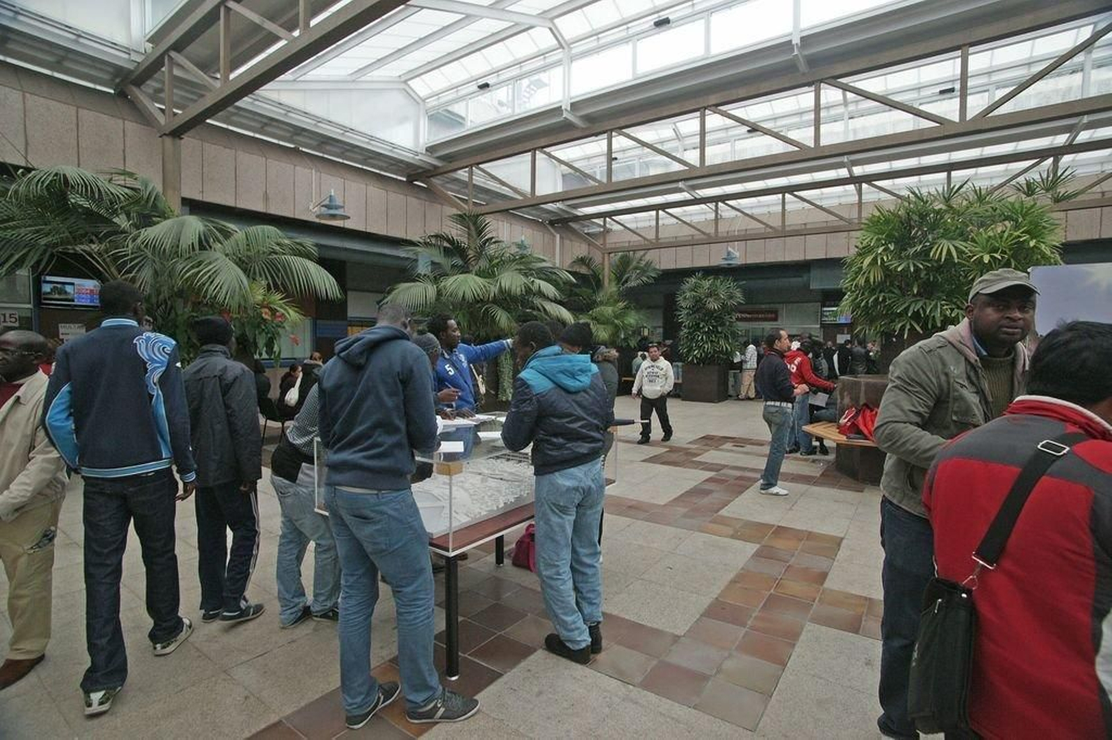 La oficina del censo y de altas y bajas del Concello de Vigo, con movimiento de inmigrantes.