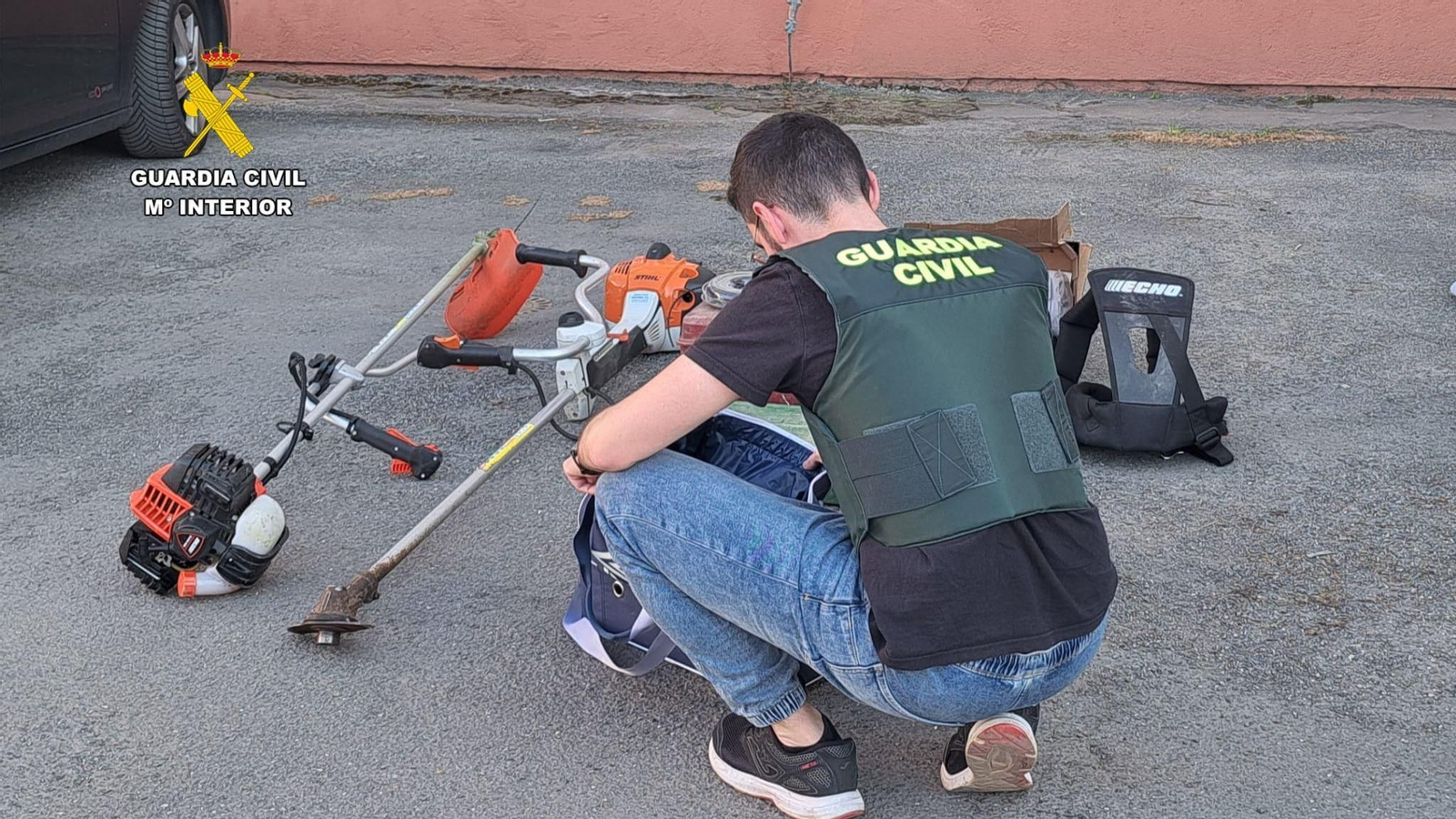 Imagen de los objetos incautados tras el robo en una bodega en Cesures.