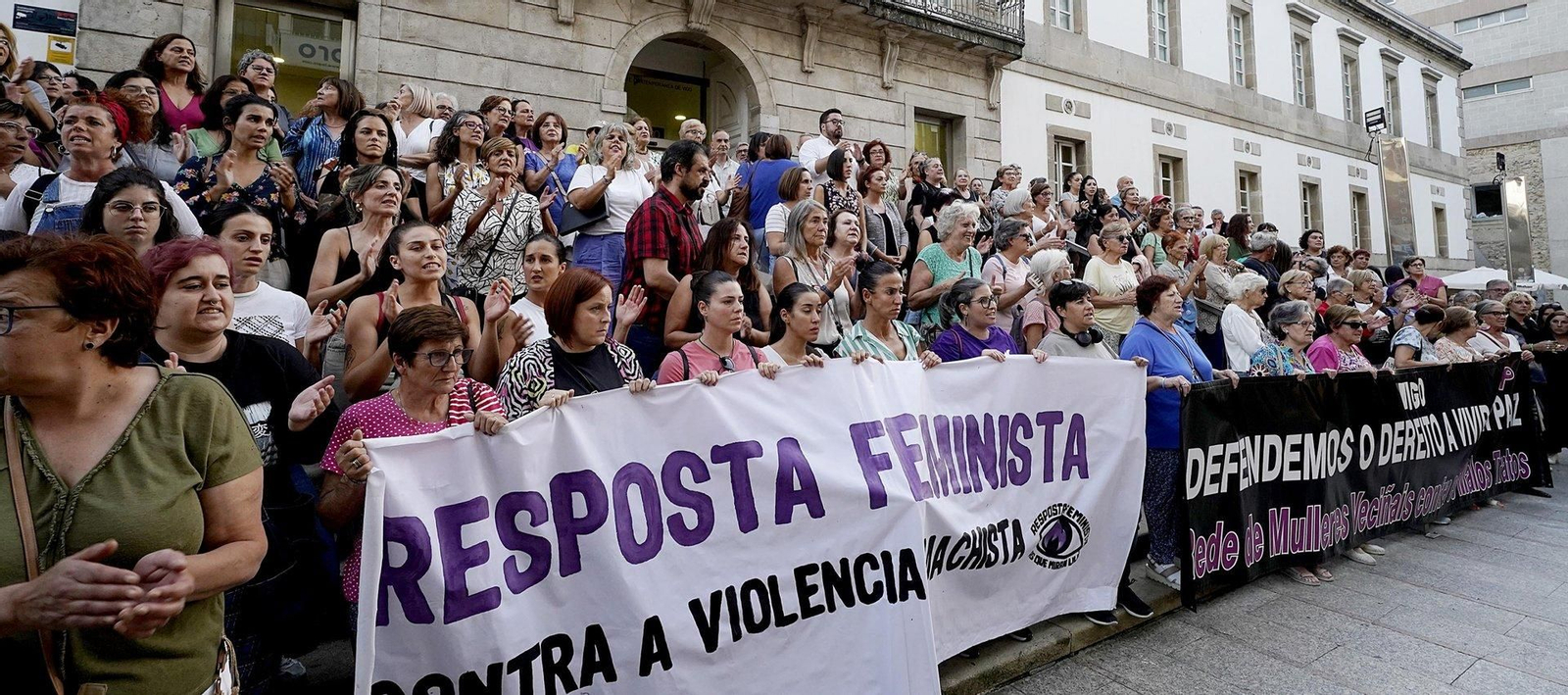 Concentración ayer a las puertas del Marco, en Príncipe el repulsa por el brutal ataque machista sufrido por la vecina de Valadares.