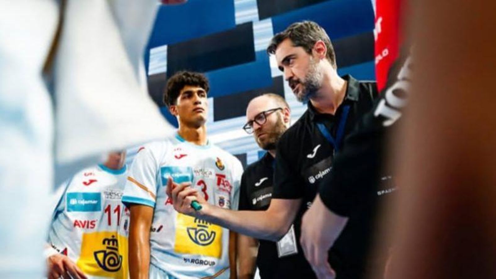 Thompson atiende a las explicaciones del seleccionador juvenil, Raúl Entrerríos.