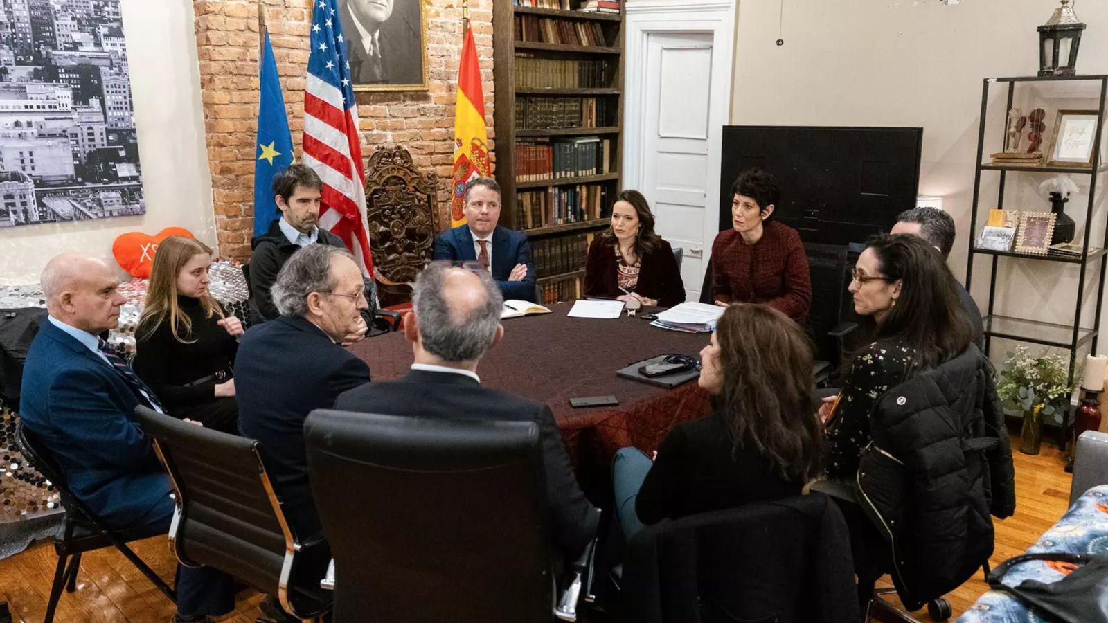 Miembros del CRE de Nueva York con la ministra Elma Saiz