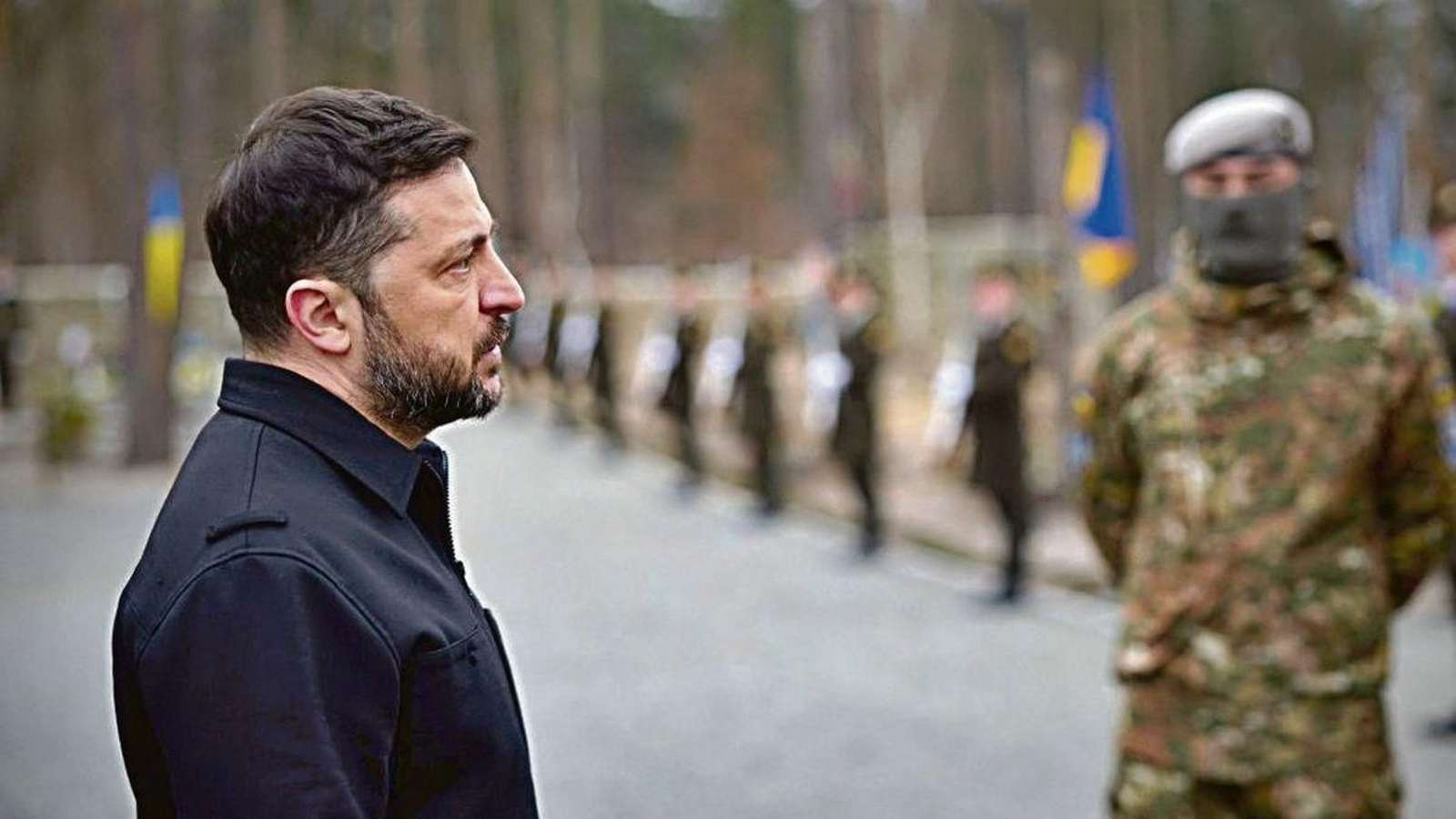 El presidente ucraniano, Volodymyr Zelenskyy,  en un homenaje a los defensores caídos en combate.