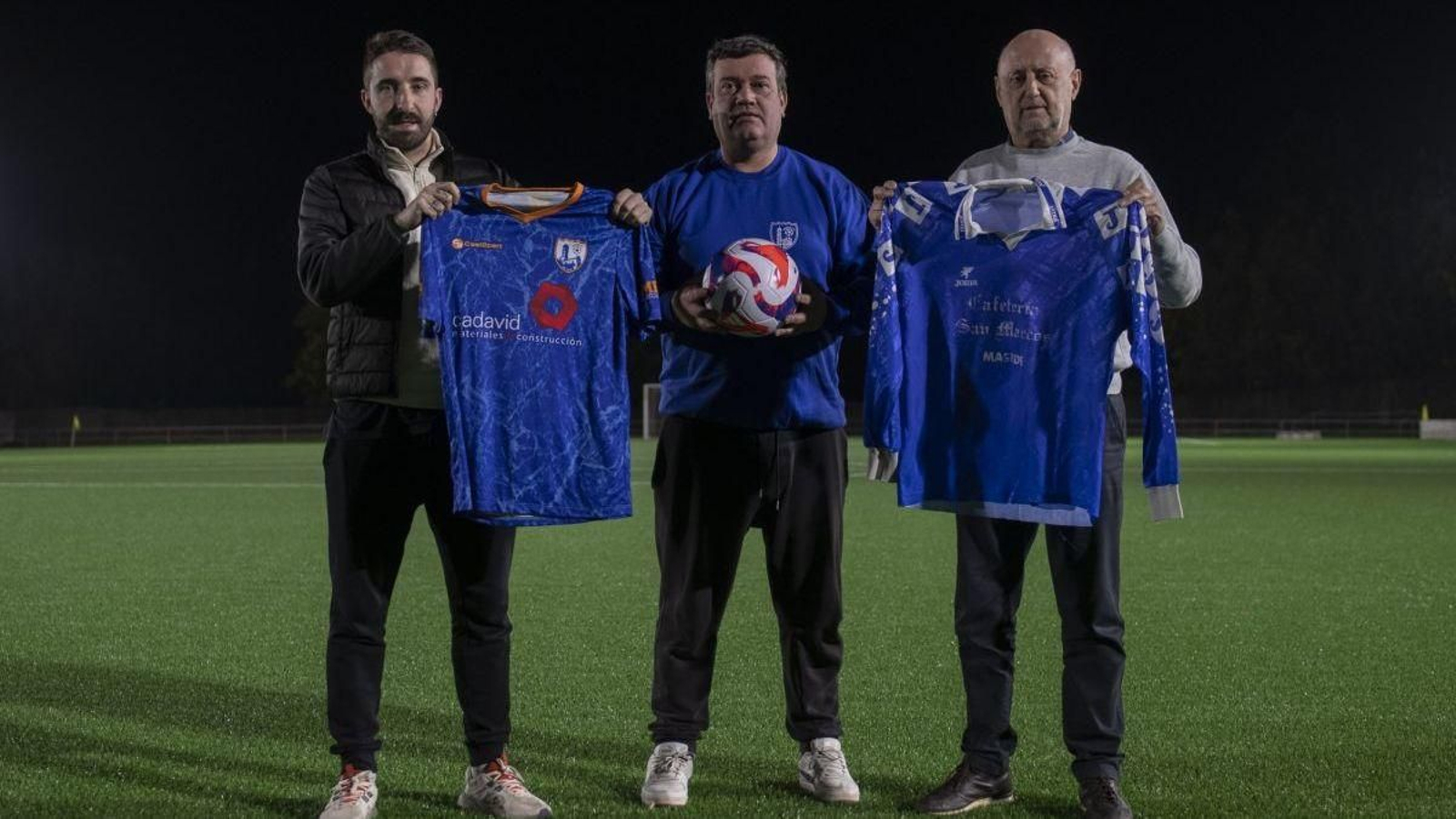 Álex Bardelás (i) y Tomás Gamallo (d), con el presidente del club, Roberto Rodríguez.