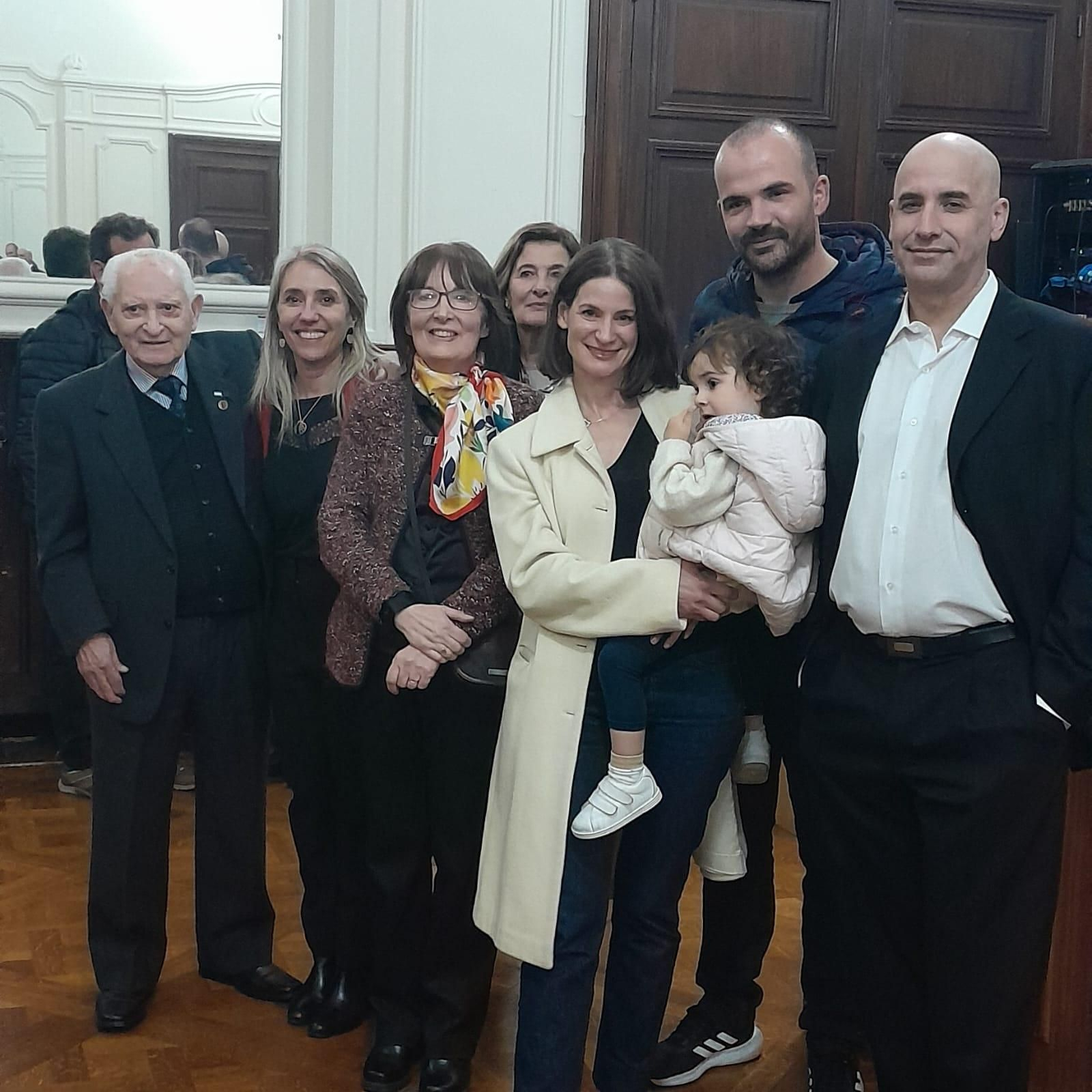 La autora rodeada de su familia 