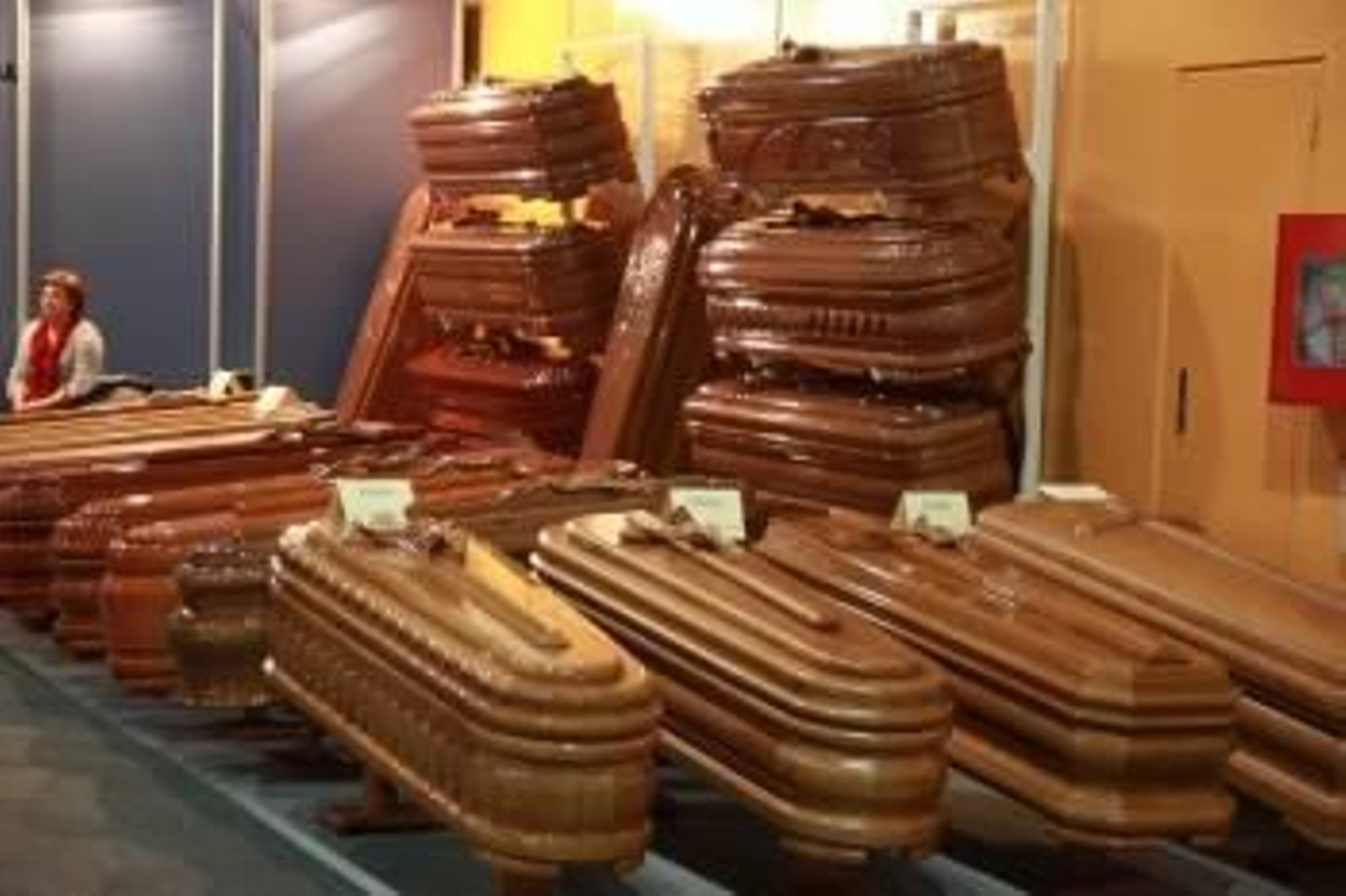 Un grupo de ataúdes en exposición durante la última feria Funergal en Expourense. (Foto: JOSÉ PAZ)