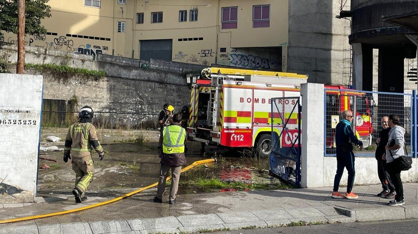 Bomberos de Ourense en la nave de Adif (Foto: José Paz).