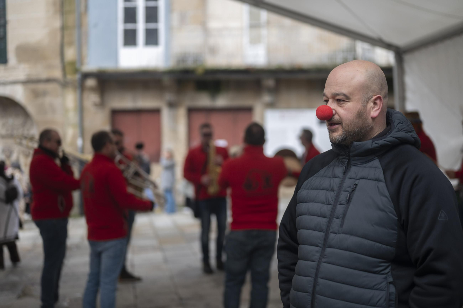 Galería | Allariz maridó charanga y vermú este domingo de entroido