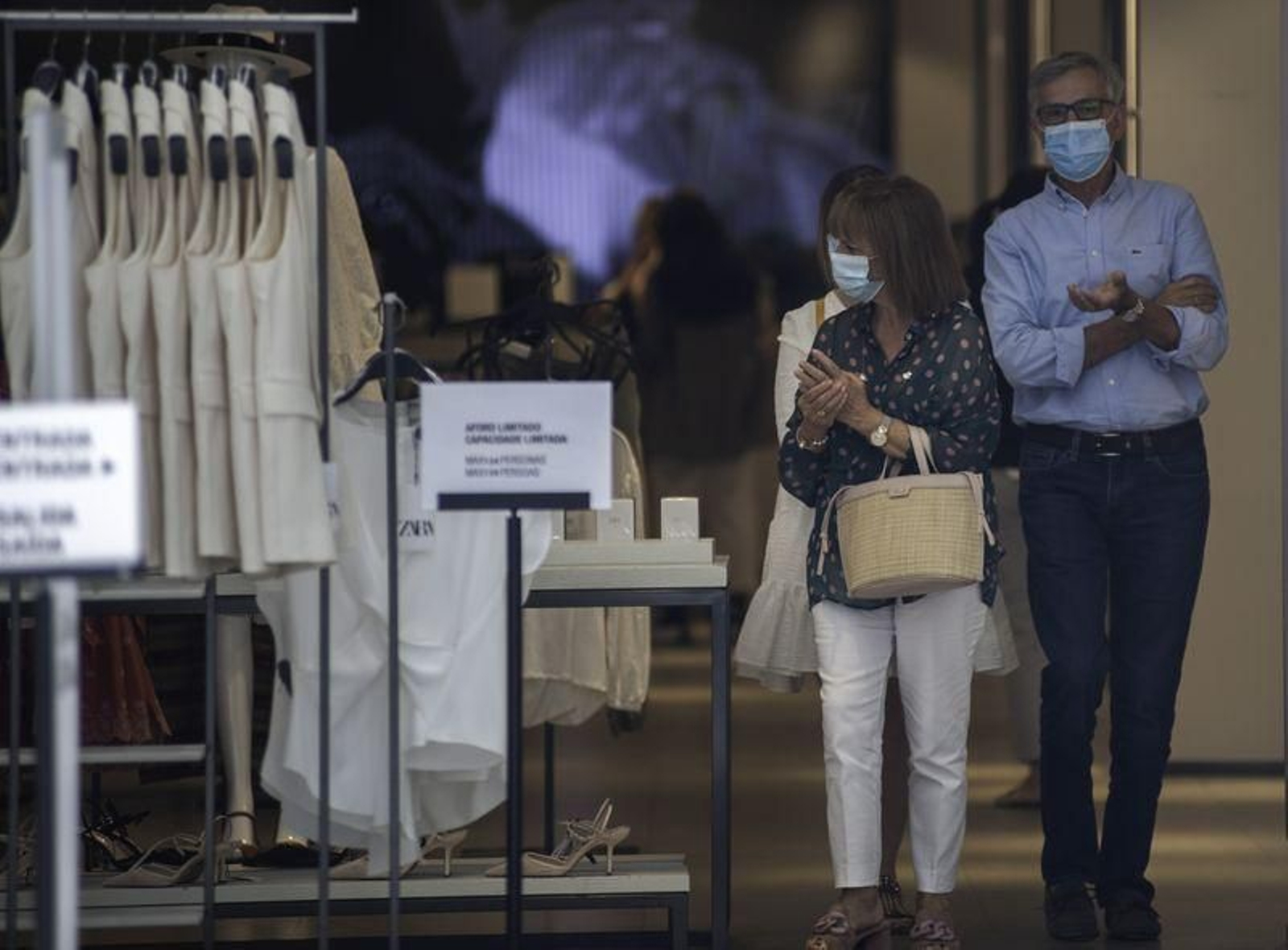 Dos clientes de un comercio de la ciudad se lavan las manos, una costumbre que deberá permanecer en el tiempo (MARTIÑO PINAL).