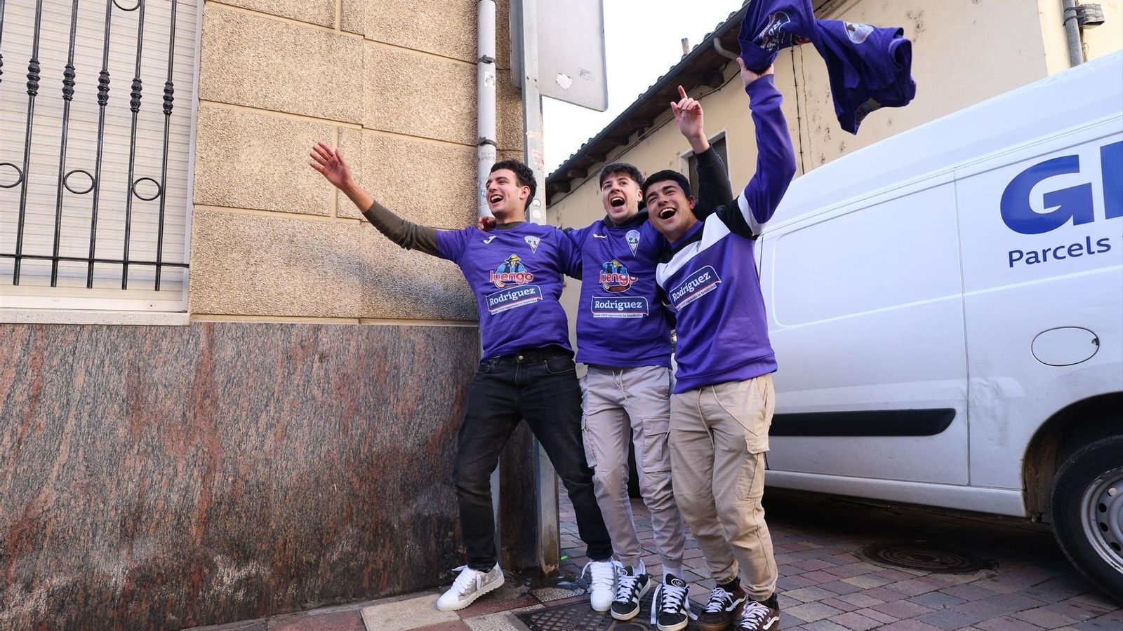 Los jugadores de La Bañeza FC celebran haber sido agraciados con el Gordo.